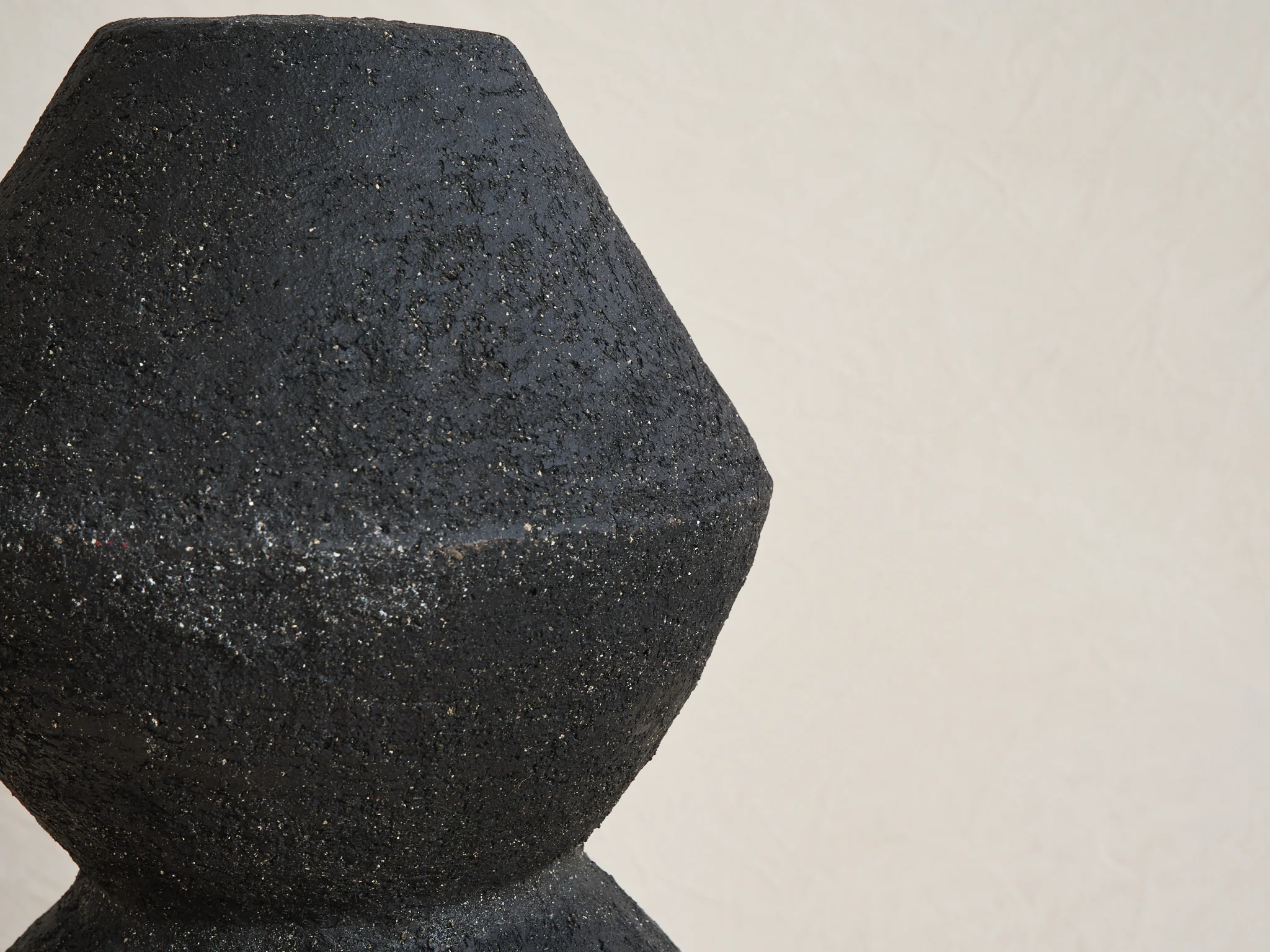 ABIGAIL OZORA SIMPSON CERAMIC SCULPTURE ZIGZAG / BLACK H44" x Ø21.25 - Image 4