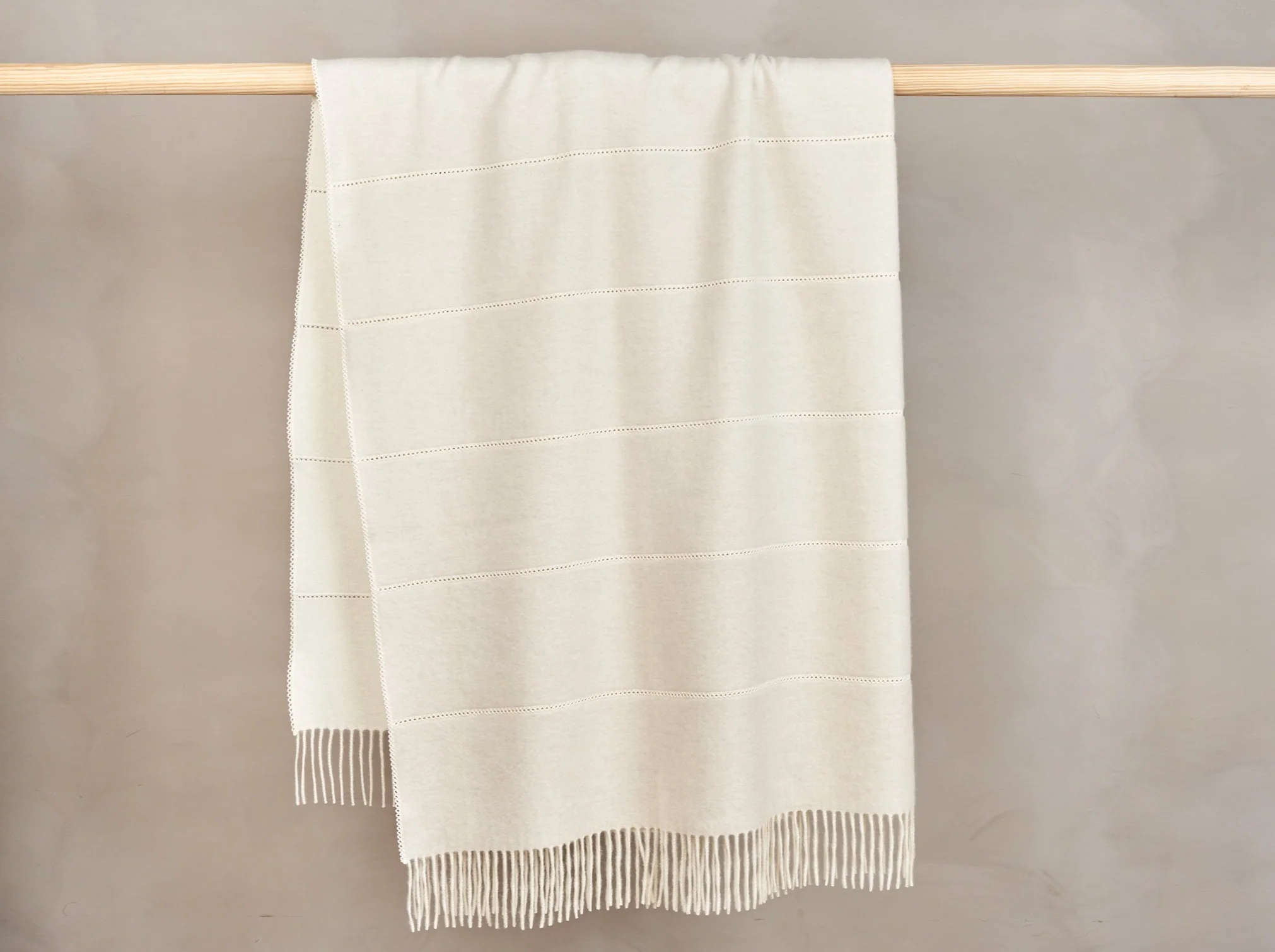 ALONPI CASHMERE CUCI CASHMERE THROW / BEIGE 55" x 75"