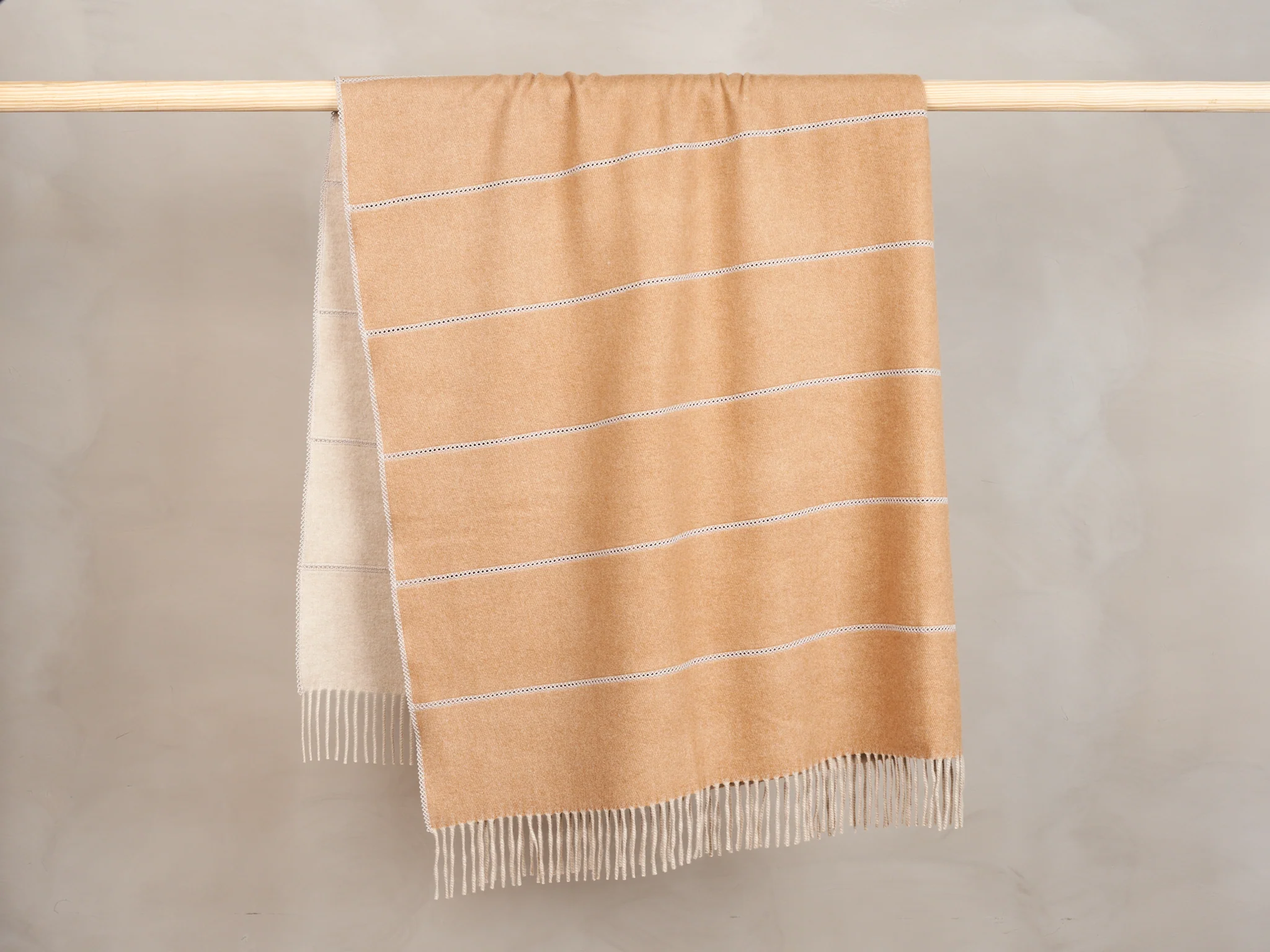 ALONPI CASHMERE CUCI CASHMERE THROW / BEIGE 55" x 75" - Image 3