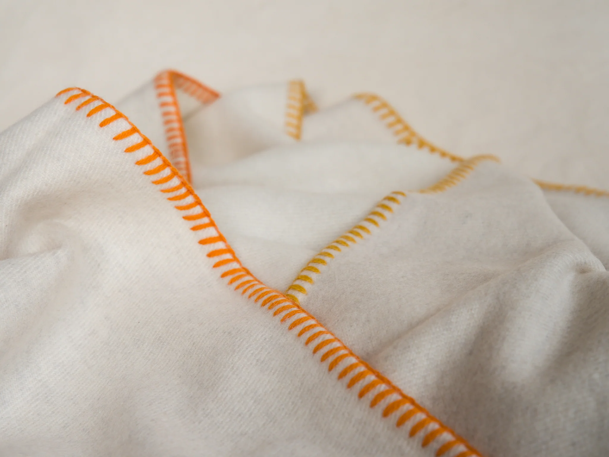 ALONPI EASY BORDATO CASHMERE THROW THROW 55" x 67" - Image 4