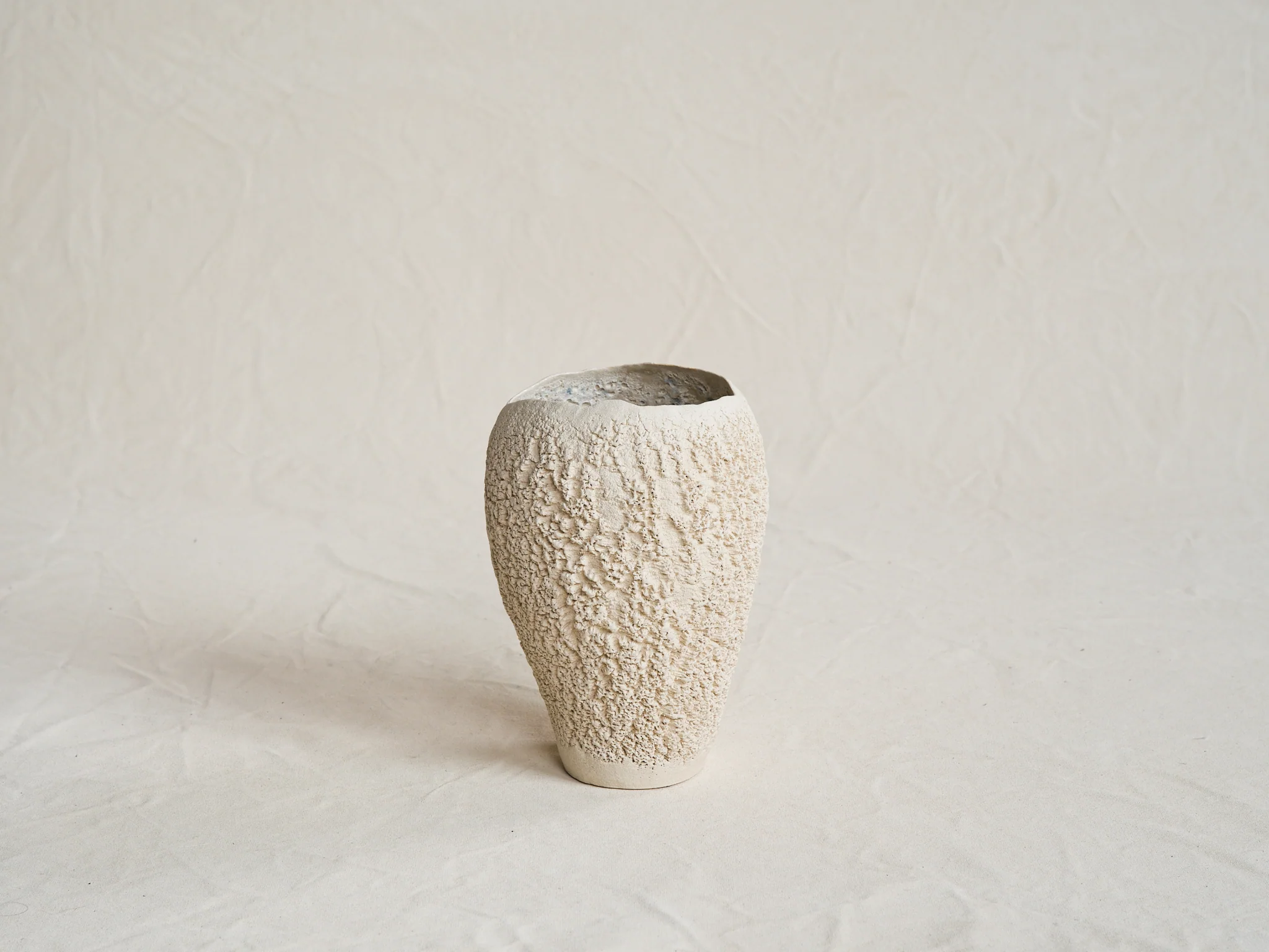ATELIER ONNĂ WHITE BASALTE VASE H9.8" x L7.9"