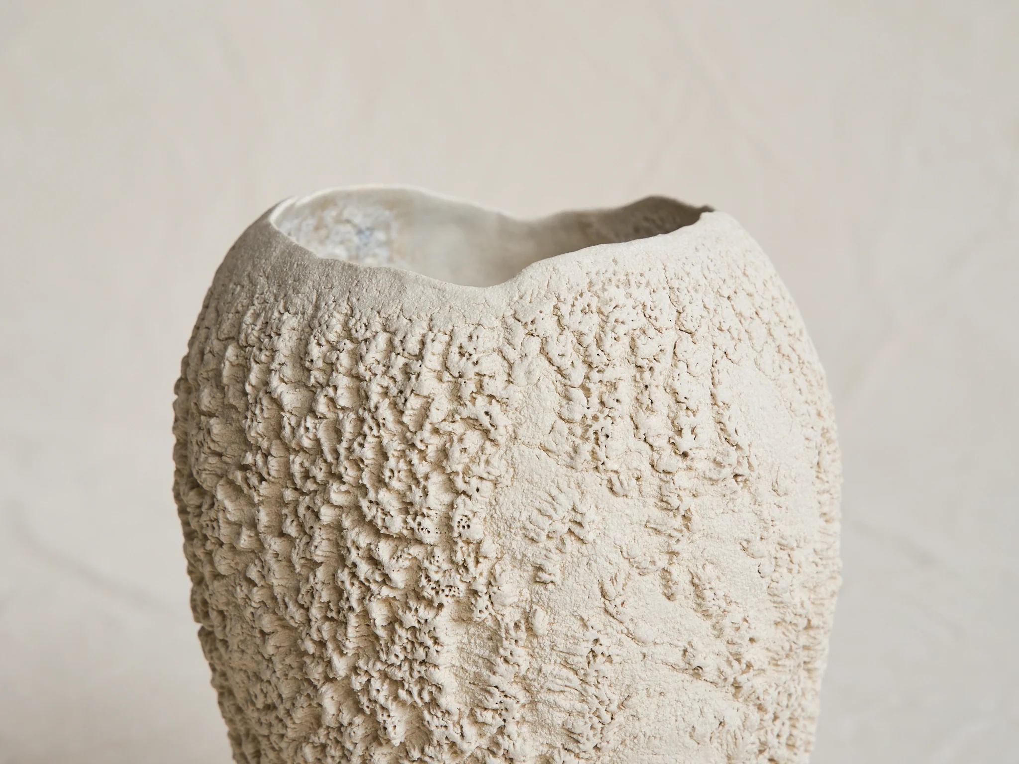 ATELIER ONNĂ WHITE BASALTE VASE H9.8" x L7.9" - Image 3