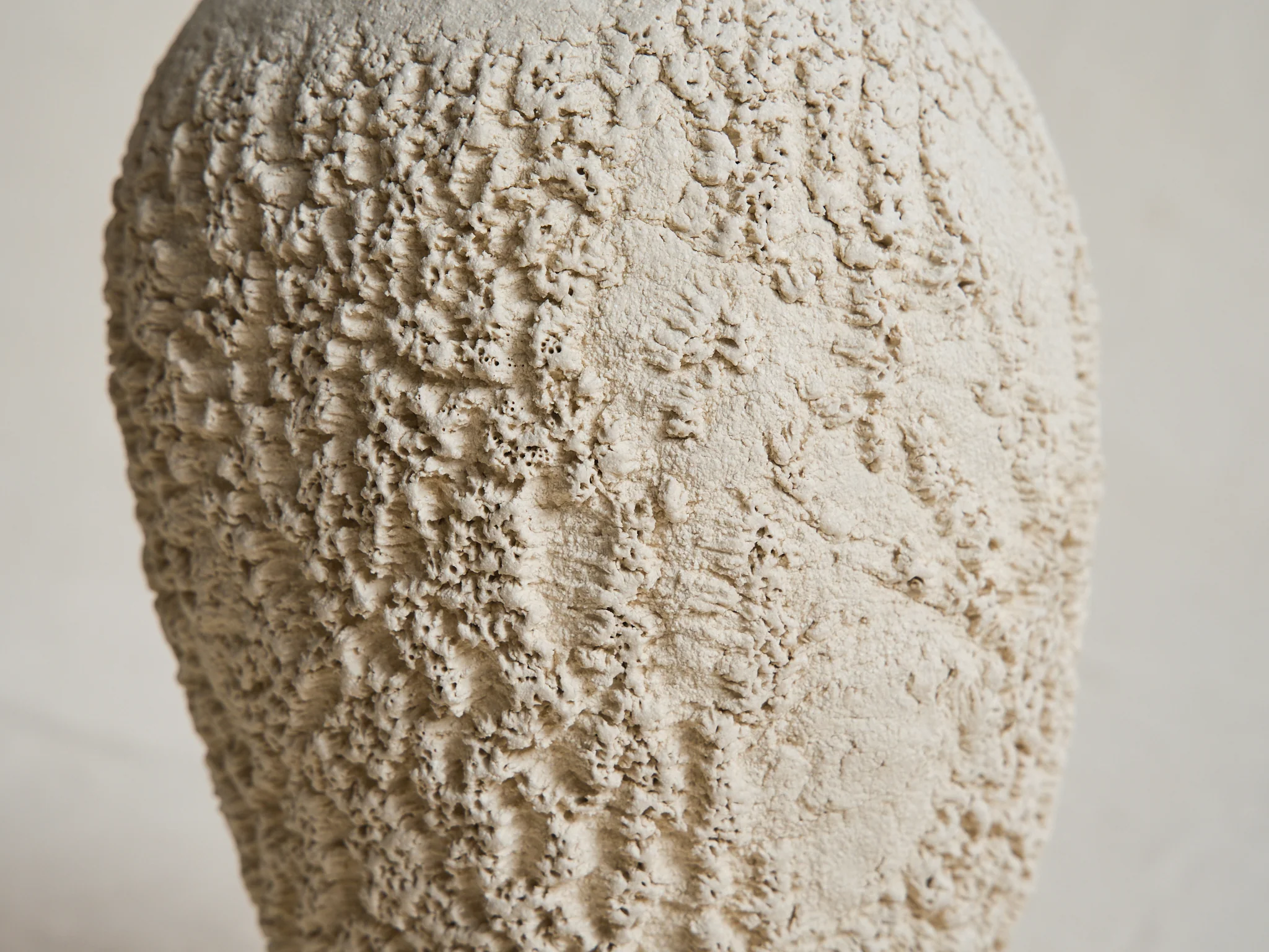 ATELIER ONNĂ WHITE BASALTE VASE H9.8" x L7.9" - Image 4