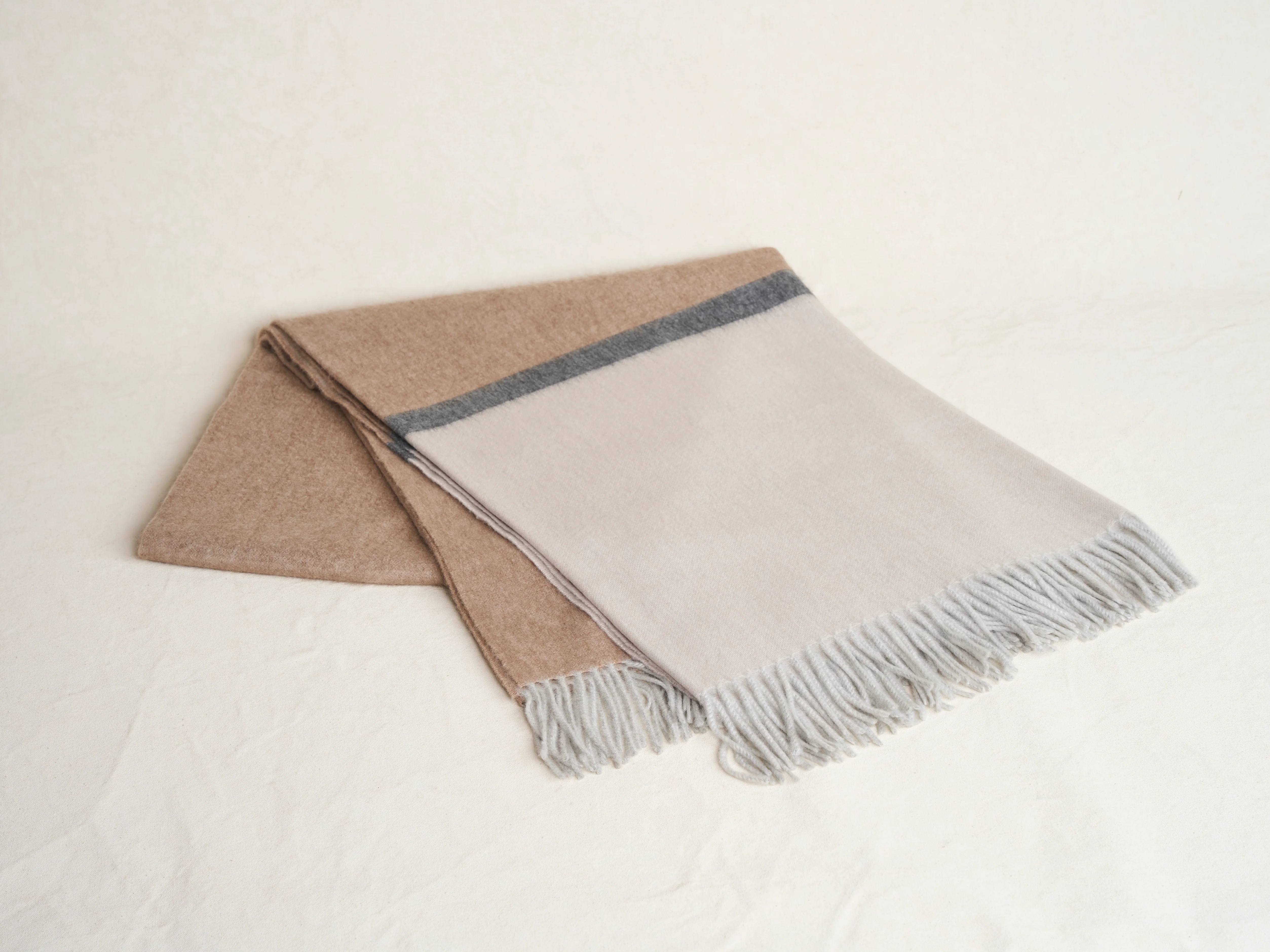 BEGG X CO ARRAN BORDERLAND THROW / NATURAL GREY 59" x 72" - Image 3