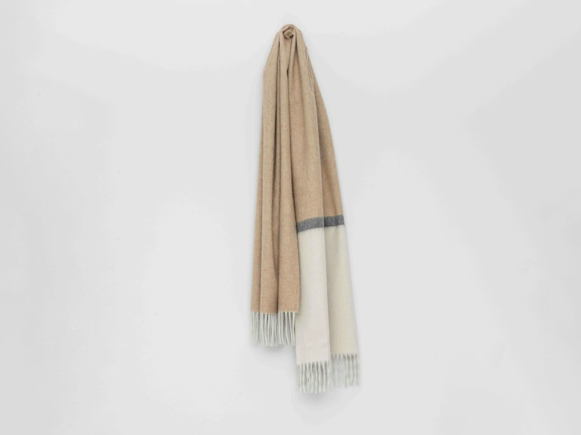 BEGG X CO ARRAN BORDERLAND THROW / NATURAL GREY 59" x 72" - Image 4