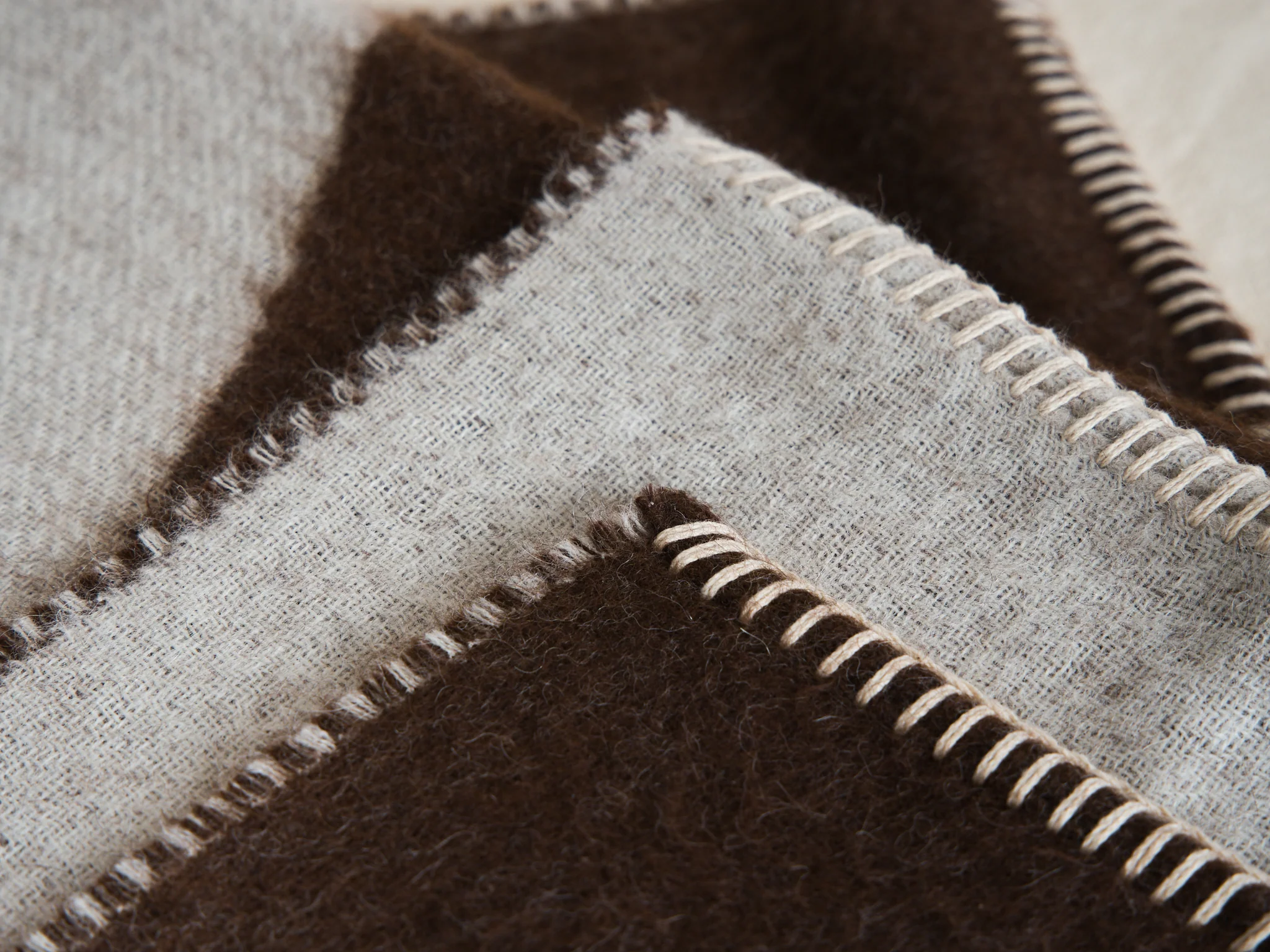 BLACKSAW BERLIN THROW IVORY / COFFEE W53" x L70" - Image 3