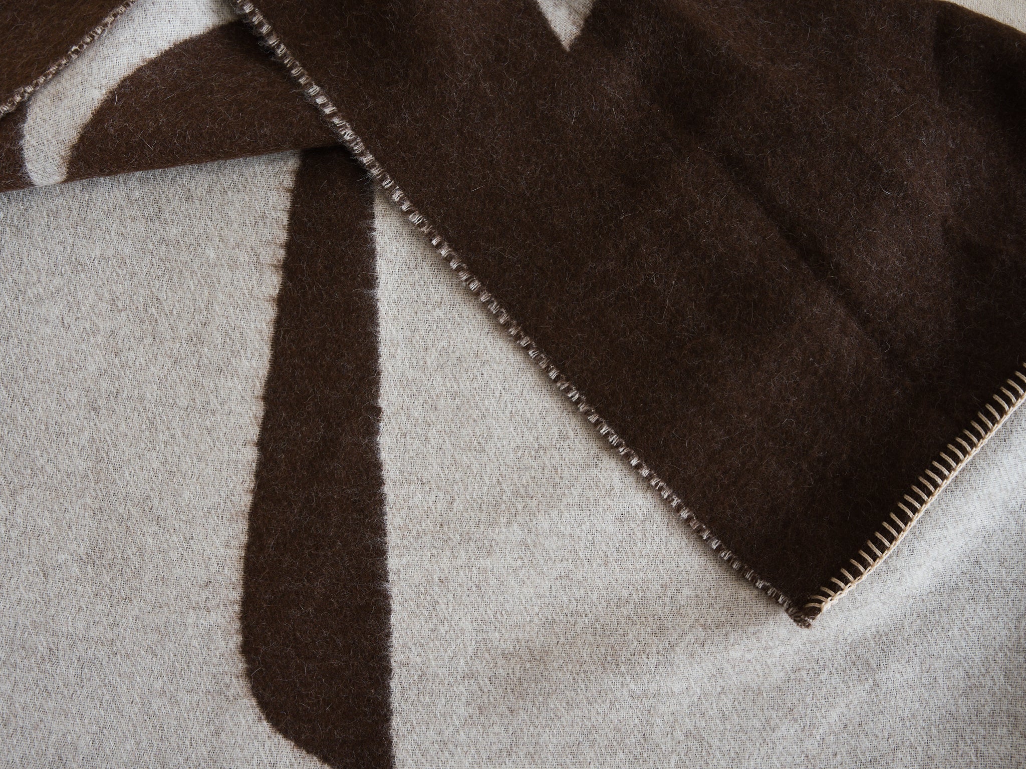 BLACKSAW BERLIN THROW IVORY / COFFEE W53" x L70" - Image 4