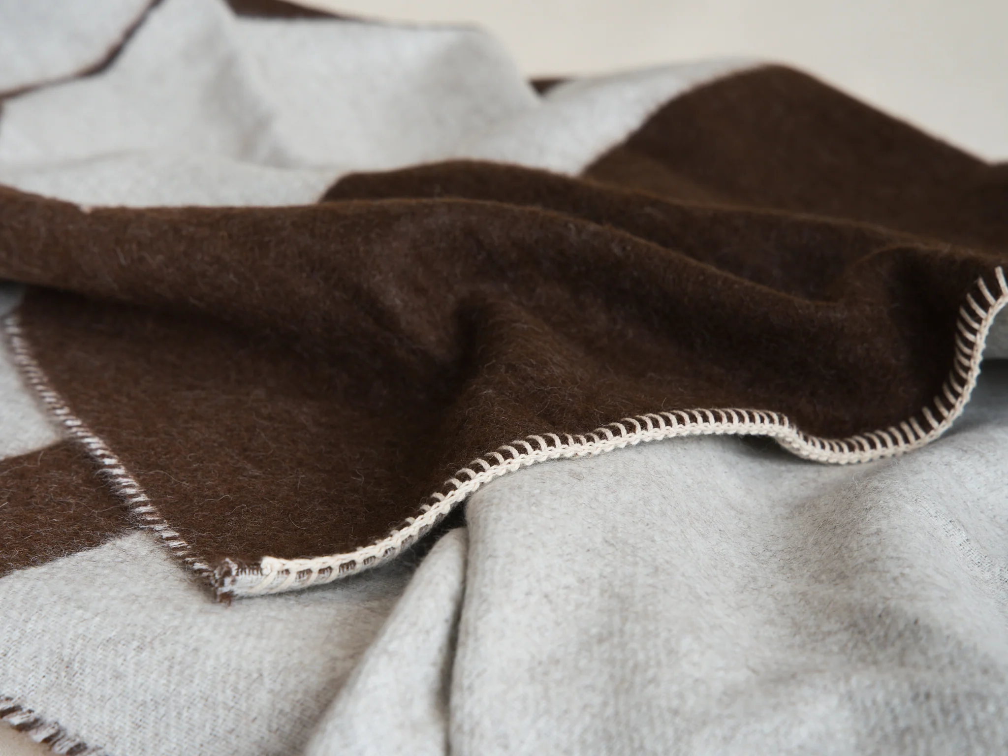 BLACKSAW BERLIN THROW IVORY / COFFEE W53" x L70" - Image 5