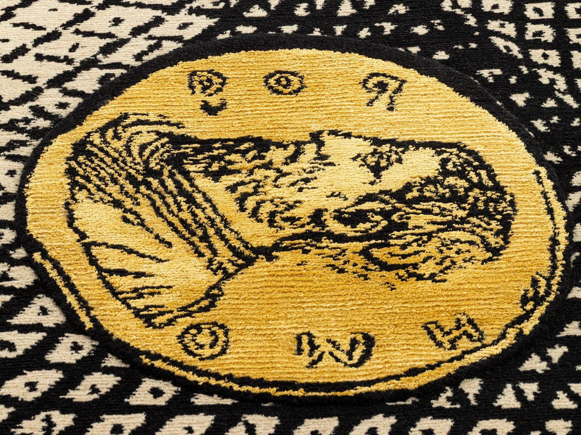 CC-TAPIS FORNASETTI MANO CON MONETA RUG 4'3" x 11'2" - Image 4