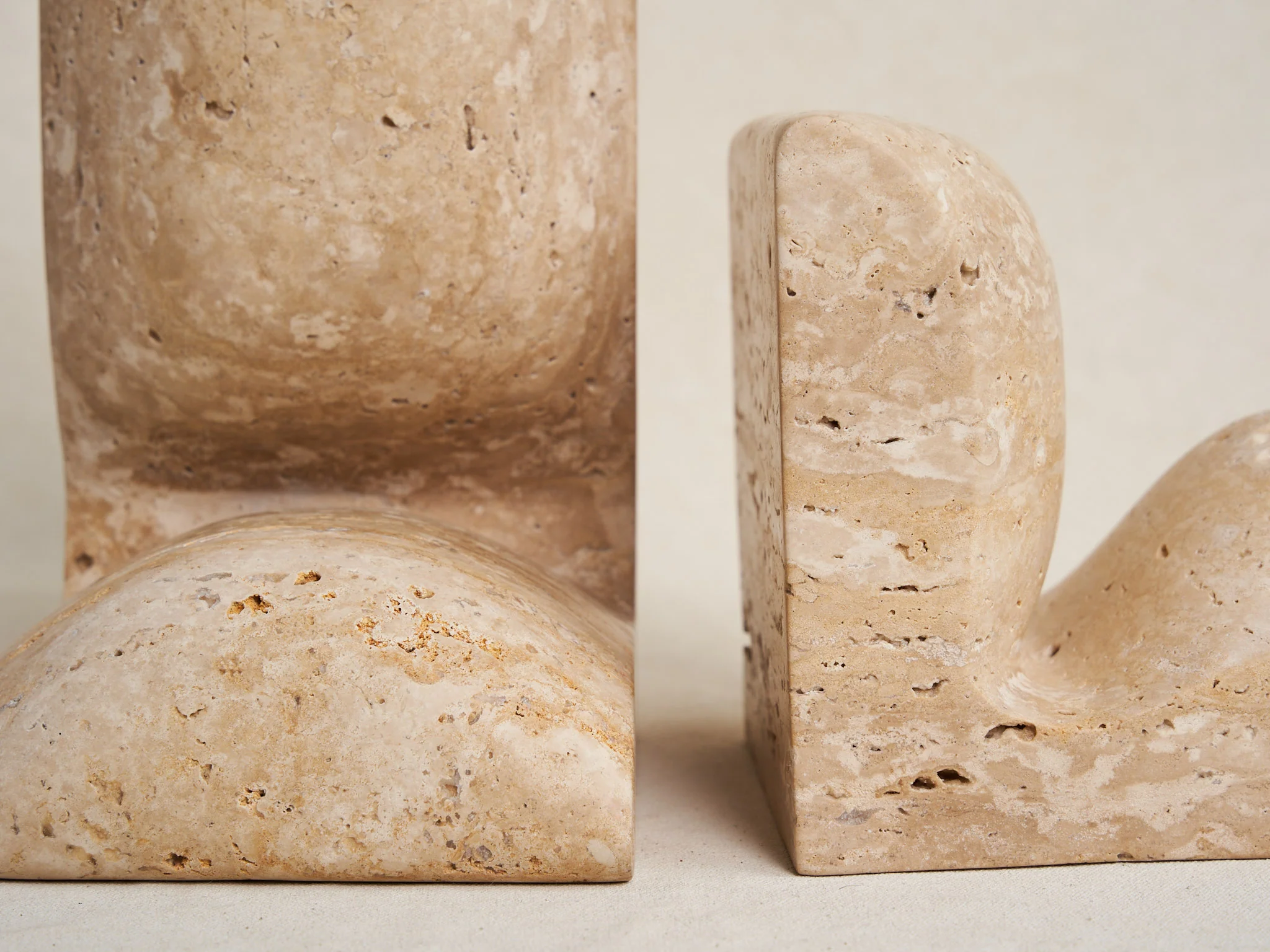 COLLECTION PARTICULIÈRE CHRISTOPHE DELCOURT SLO BOOKENDS / TRAVERTINE BEIGE H10" x W5.5" x D4.75" - Image 4