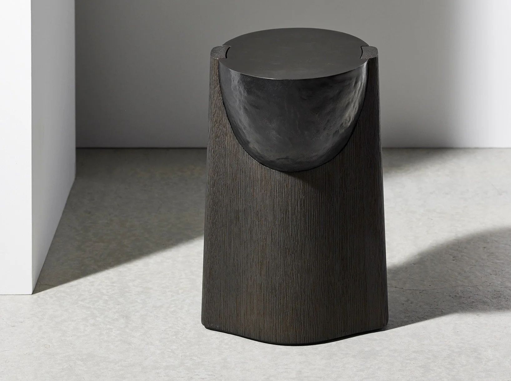 COLLECTION PARTICULIÈRE DAN YEFFET AKRA SIDE TABLE / BRONZE - Image 4