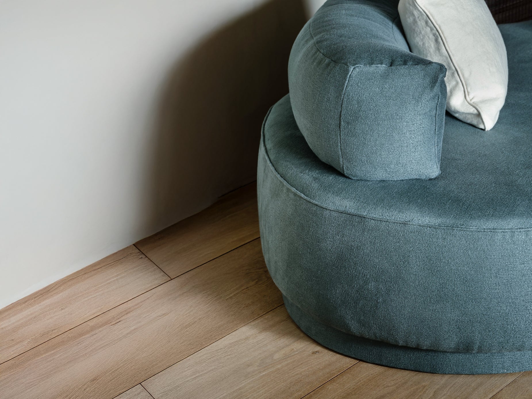 COLLETT & VICTOR ANNA SOFA / FIXED UPHOLSTERY - Image 3