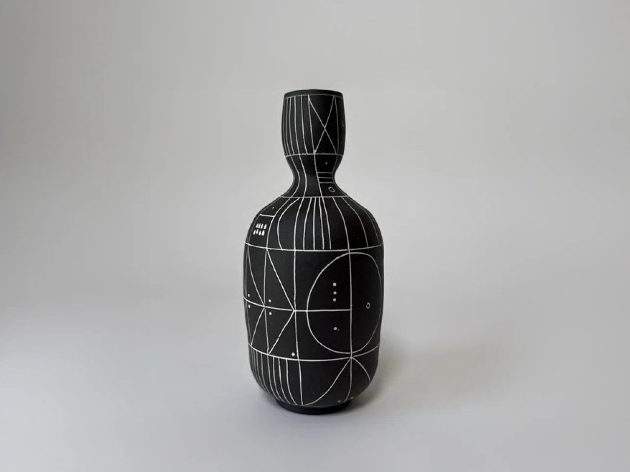 HEATHER ROSENMAN SCRIBE VESSEL / BLACK 25236 H7.75" x Ø3.5"