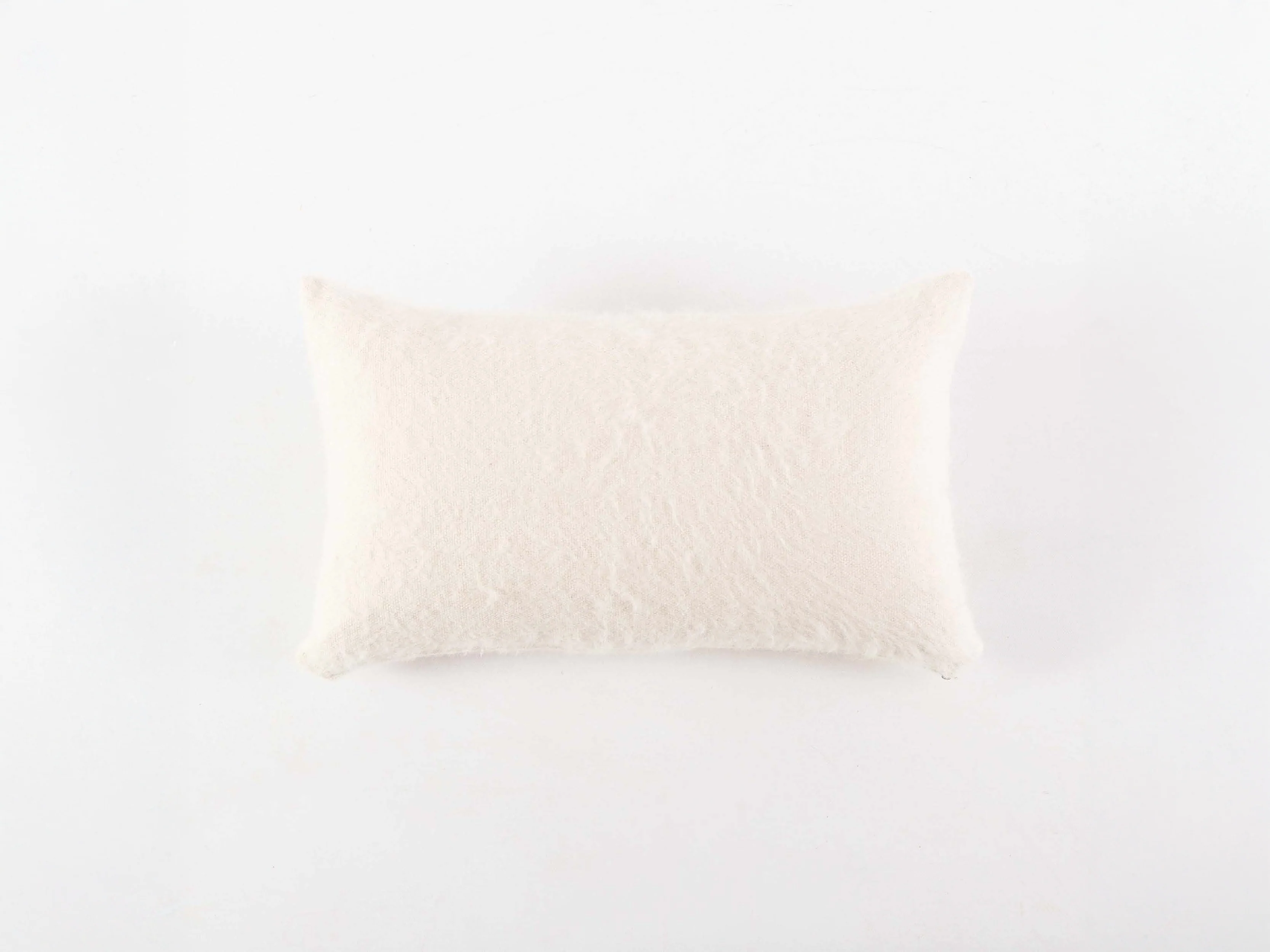 IDENTIDAD ARGENTINA BRUMA CUSHION / IVORY 15" x 25"