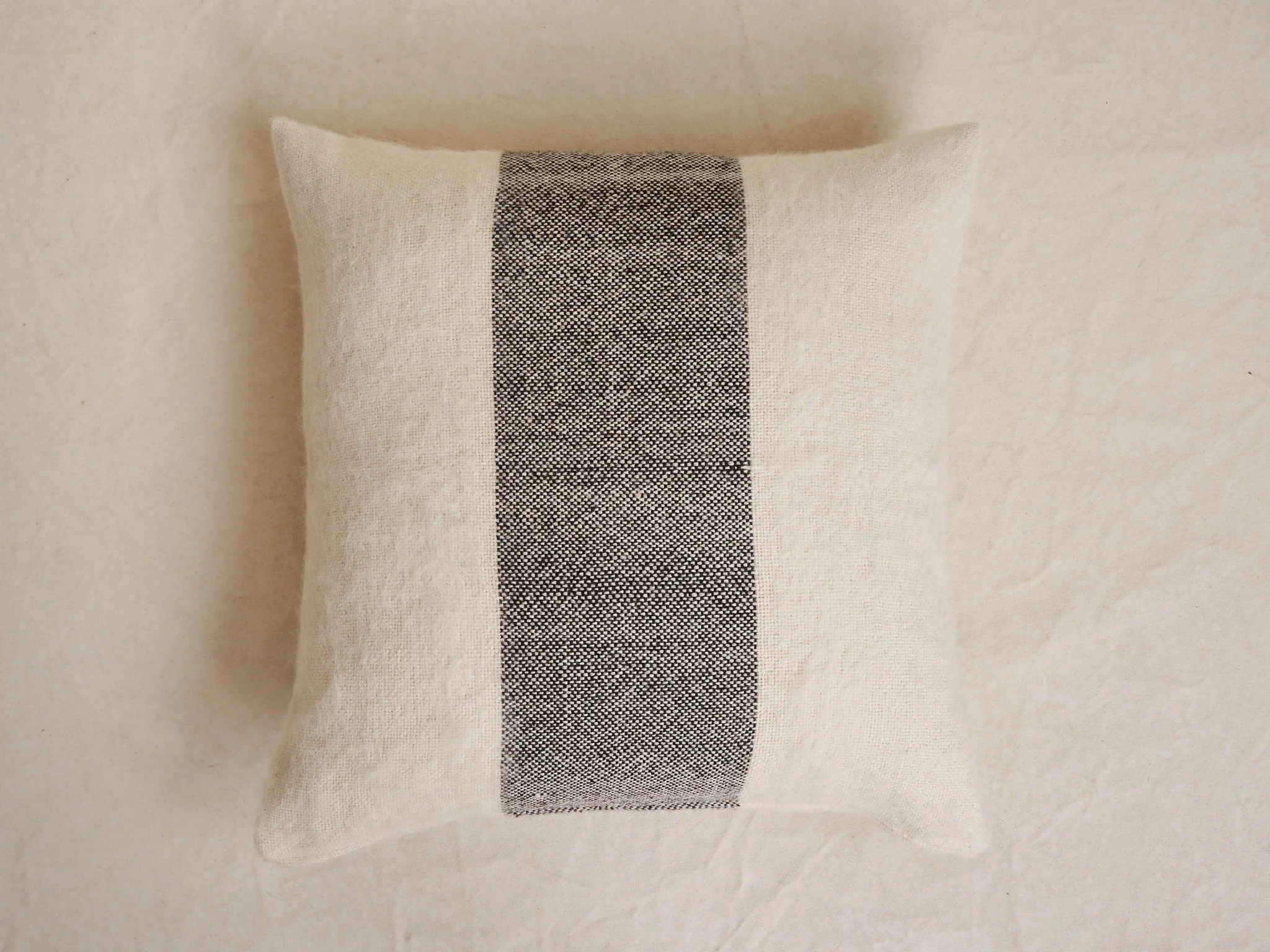IDENTIDAD ARGENTINA NUBES CUSHION / IVORY + BLACK 22" x 22"