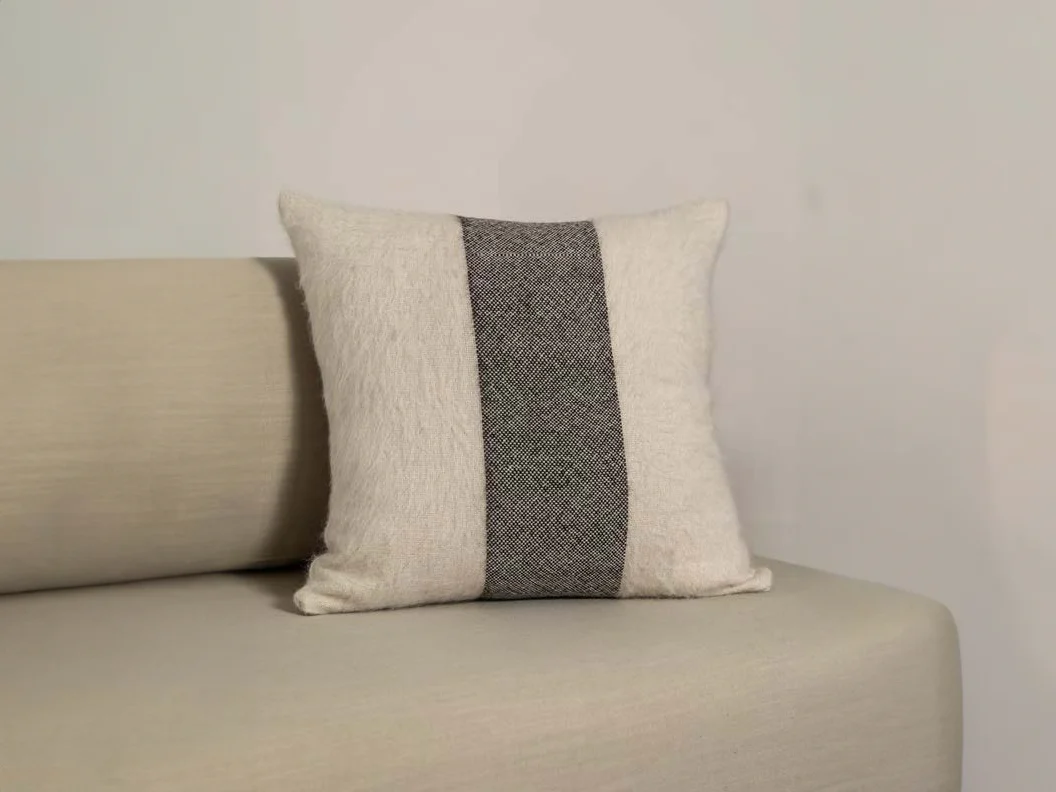 IDENTIDAD ARGENTINA NUBES CUSHION / IVORY + BLACK 22" x 22" - Image 3