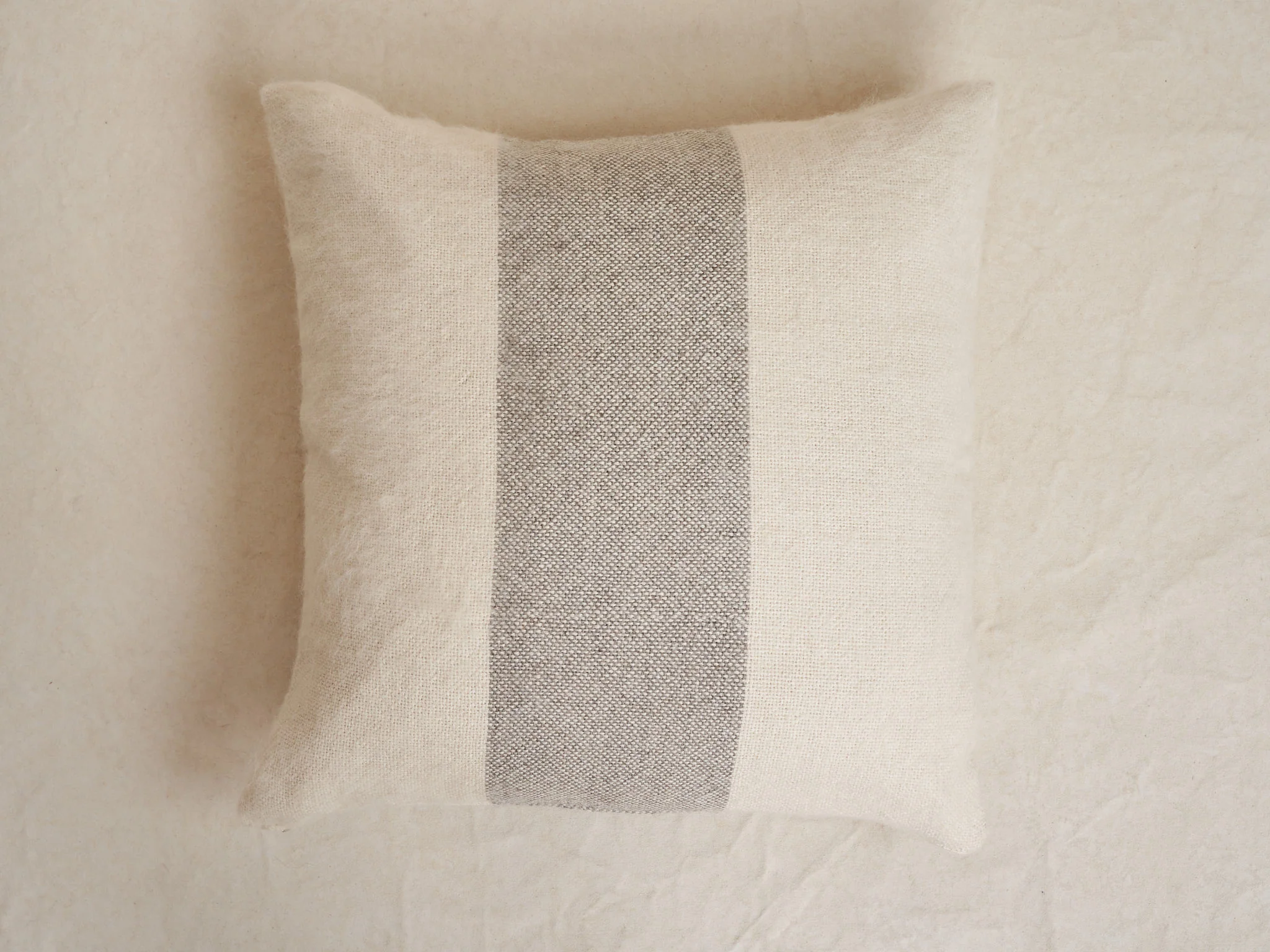 IDENTIDAD ARGENTINA NUBES CUSHION / IVORY + GREY 22" x 22"