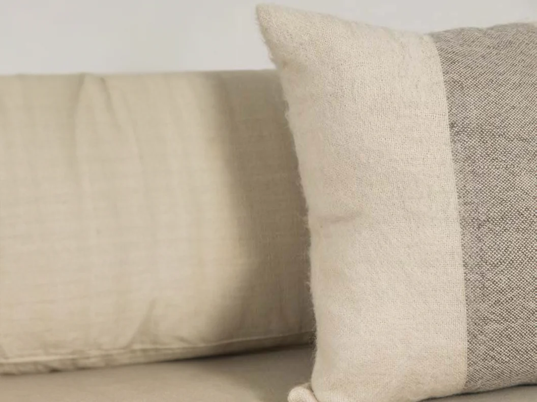 IDENTIDAD ARGENTINA NUBES CUSHION / IVORY + GREY 22" x 22" - Image 4