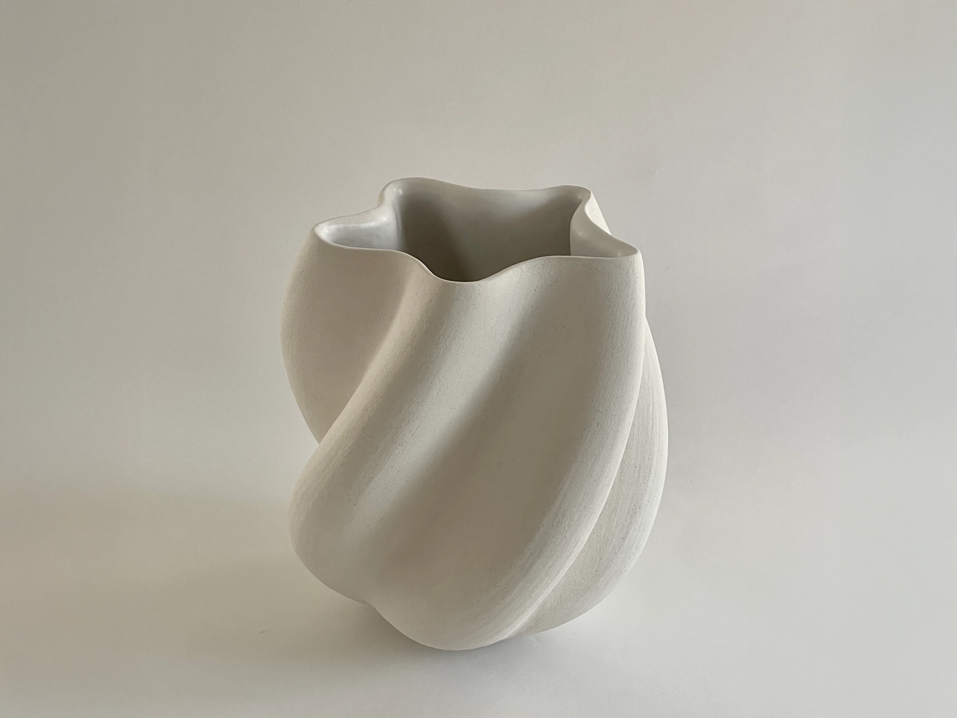 KATAYONE ADELI CURVED SERIES EDITION II / ECRU H11" x D9.5"