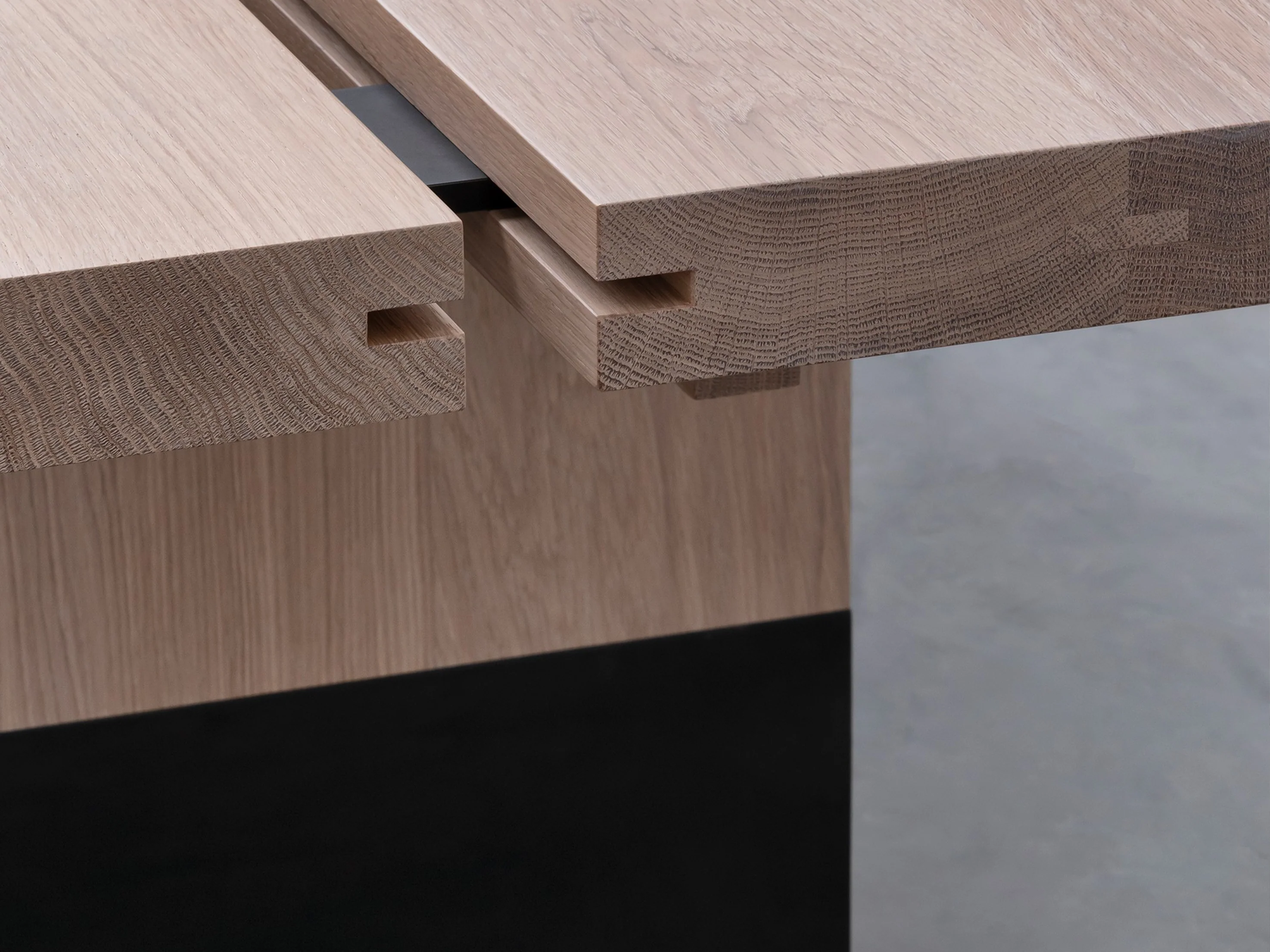 KERSTENS RIFT DINING TABLE / WOOD + METAL - Image 4
