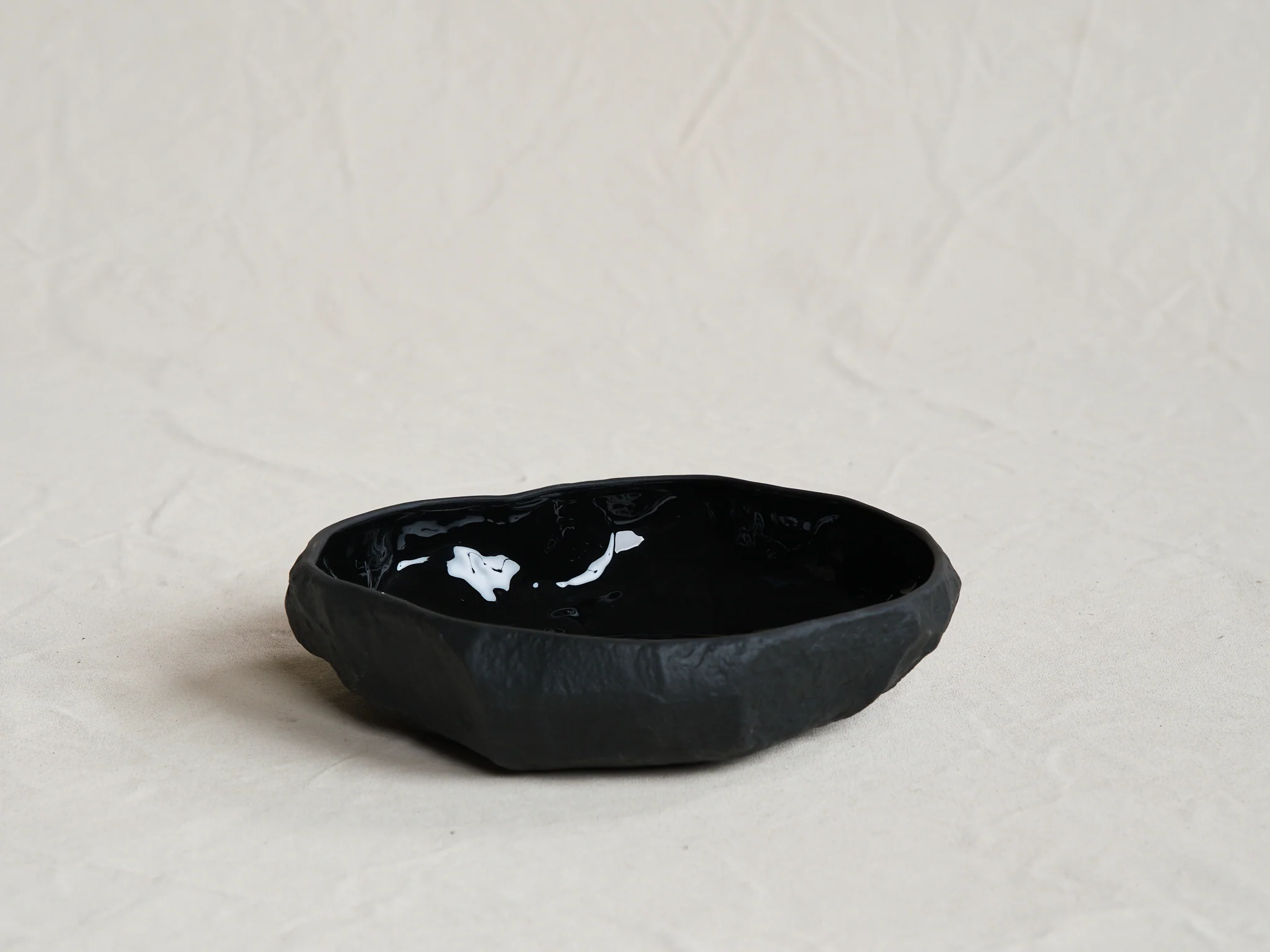 1882 Ltd MAX LAMB CROCKERY FLAT BOWL / BLACK BASALT Ø10" X H2.3"