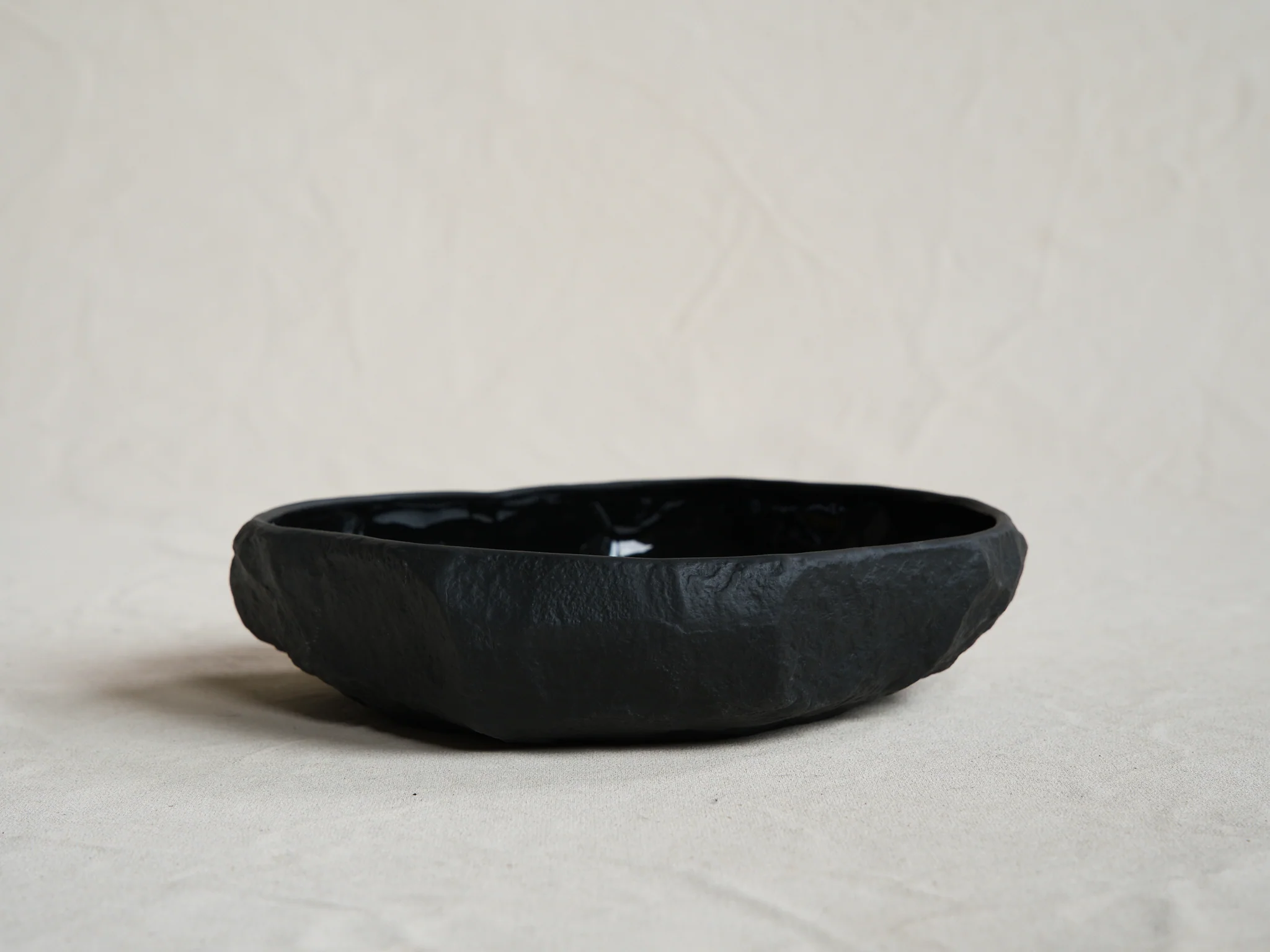 1882 Ltd MAX LAMB CROCKERY FLAT BOWL / BLACK BASALT Ø10" X H2.3" - Image 2