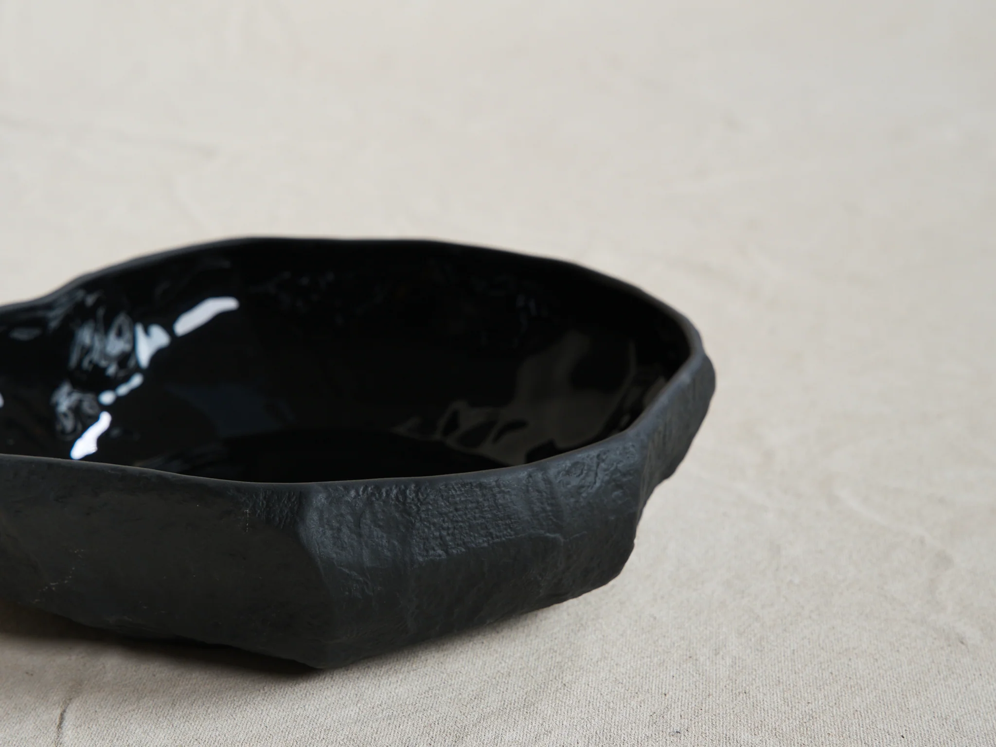 1882 Ltd MAX LAMB CROCKERY FLAT BOWL / BLACK BASALT Ø10" X H2.3" - Image 3