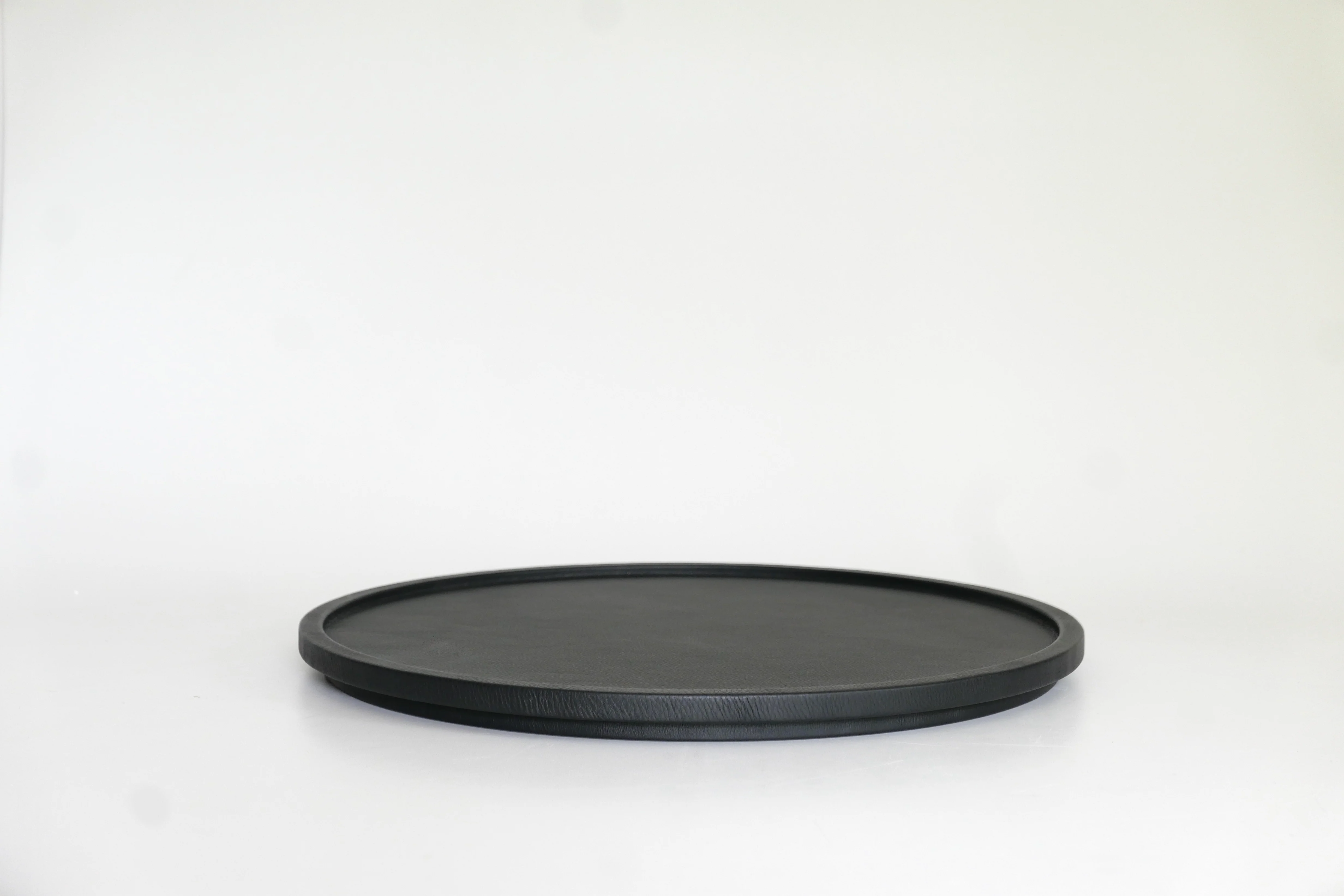 MICHAËL VERHEYDEN RONDO LEATHER TRAY / LARGE Ø19" x H1.2" - Image 3