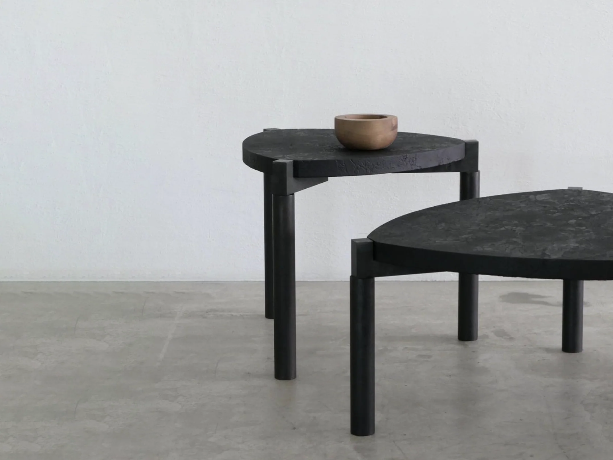 MICHAEL VERHEYDEN TUBE TABLE 500 BLACK GRANITE PATINATED BRONZE Ø25" x H20" - Image 2