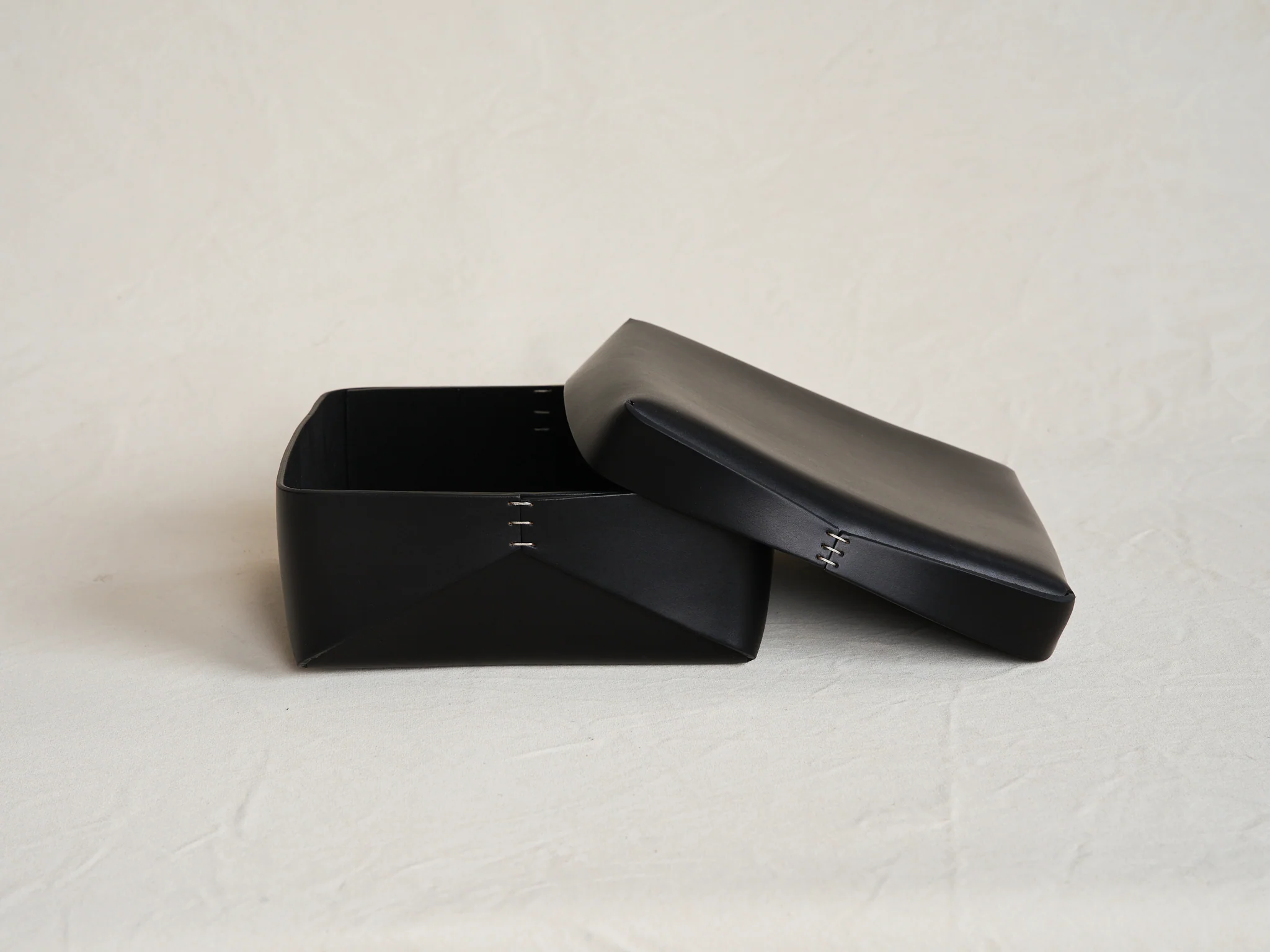 OSCAR MASCHERA MEDIUM SQUARE LIDDED LEATHER BOX / BLACK L9.5" x W9.5" x H4" - Image 2