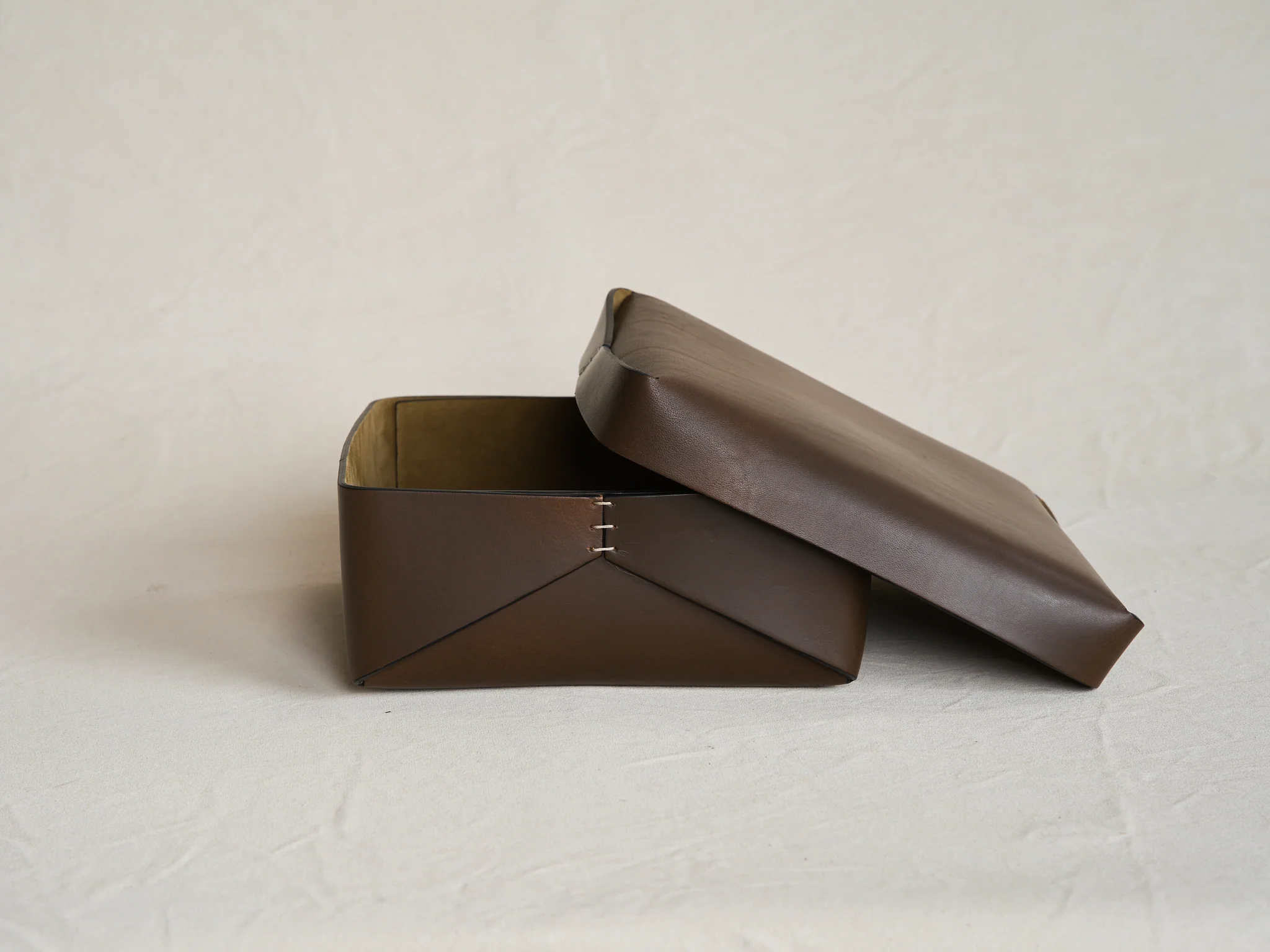 OSCAR MASCHERA MEDIUM SQUARE LIDDED LEATHER BOX / KHAKI L9.5" x W9.5" x H4" - Image 2