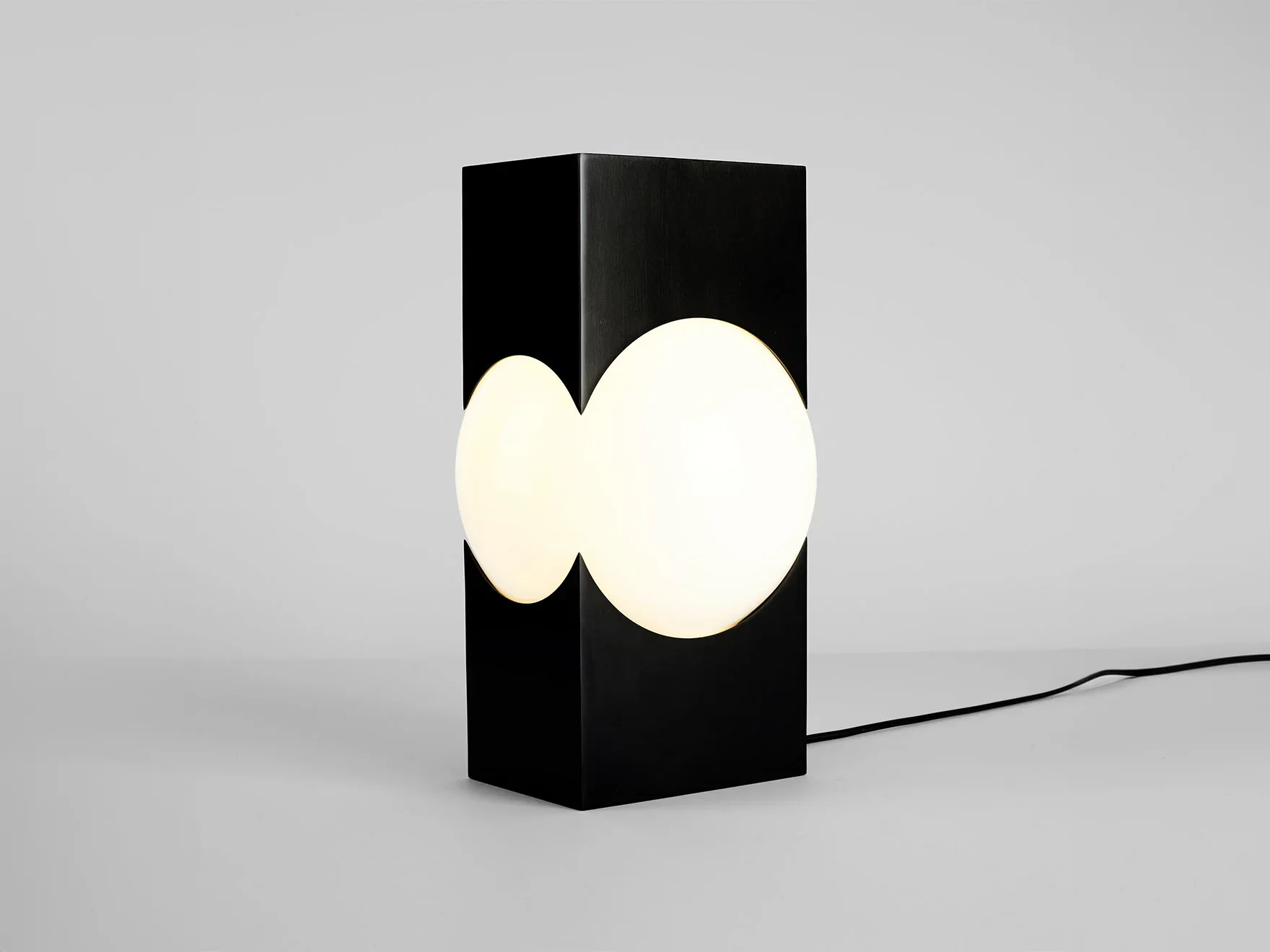 ROLL & HILL ATLAS TABLE LAMP / 02 W8" x D8" x H13"