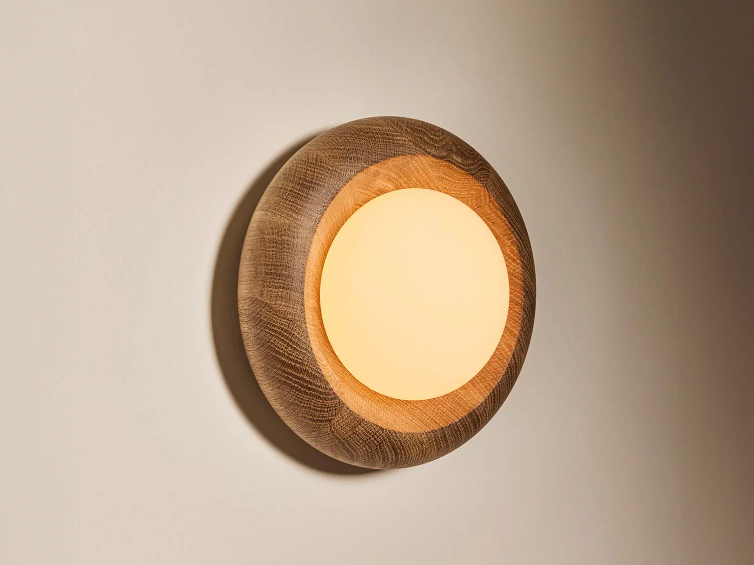 ROLL & HILL HUMBOLDT SCONCE / 01 WOOD Ă8.5" x D3.6"