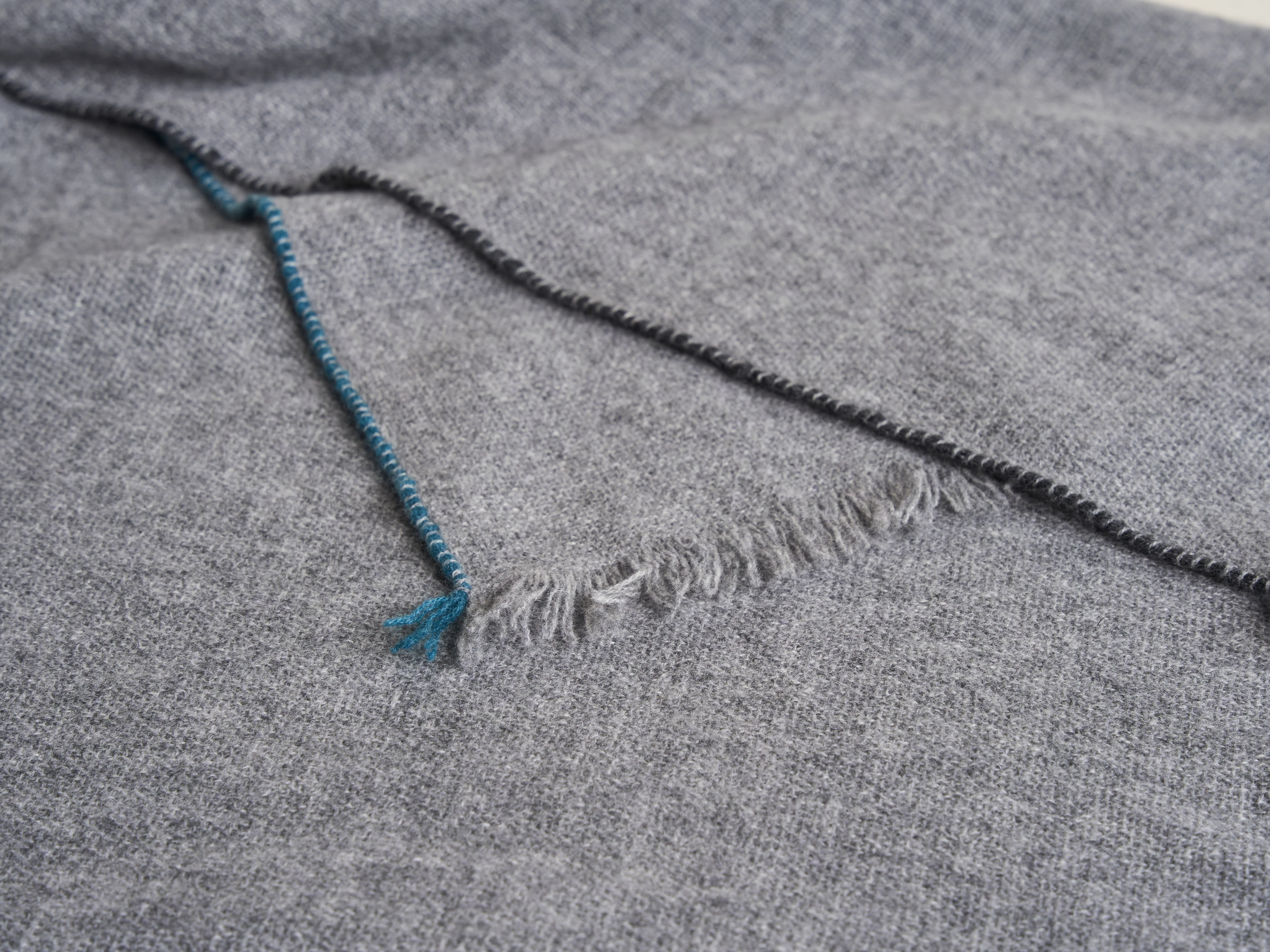 TEIXIDORS JAZZ CASHMERE THROW / SILVER GREY 55" x 71" - Image 3