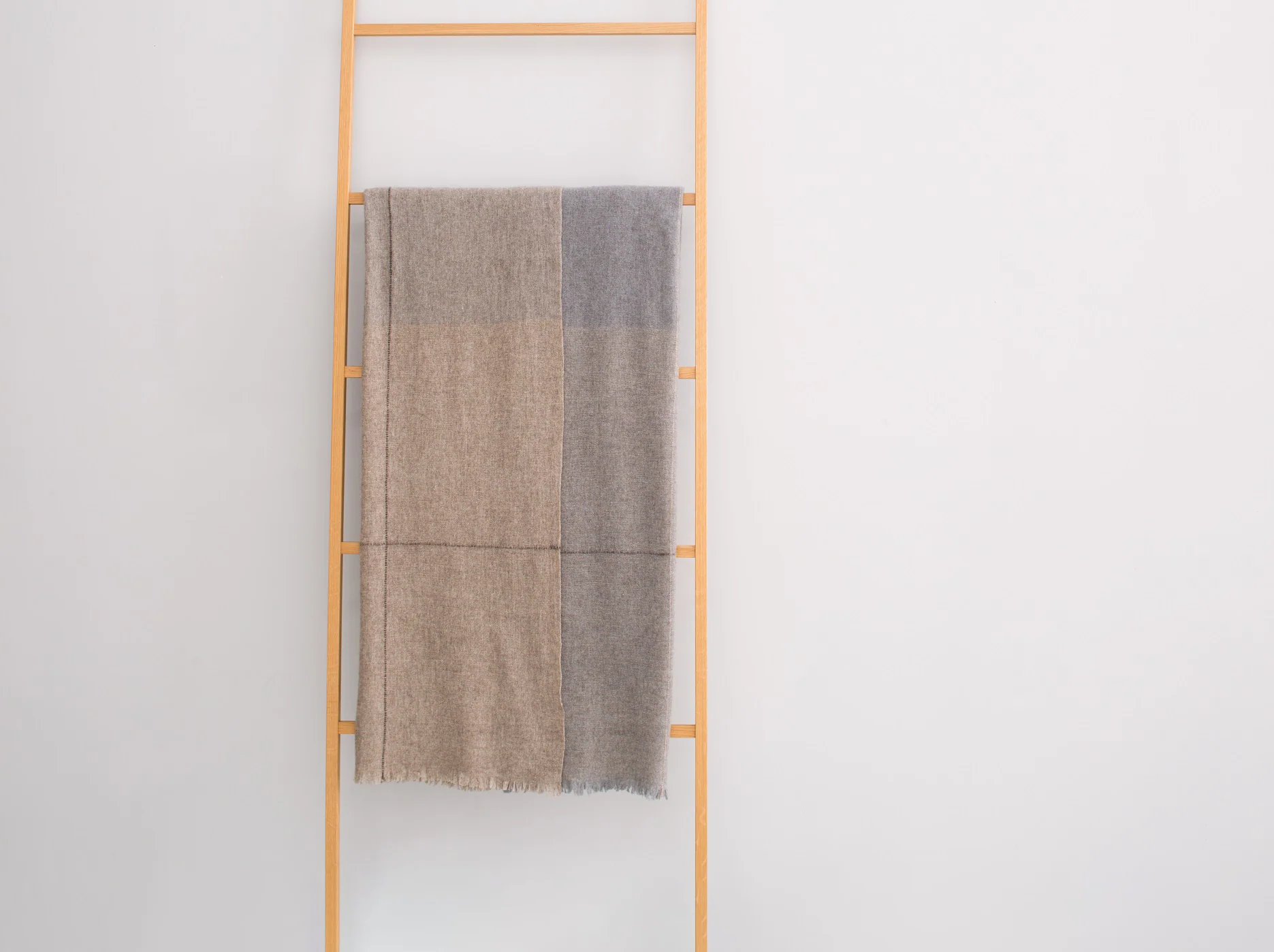 TEIXIDORS NOMAD THROW / LEAD GREY + LIGHT GREY W55” x L71" - Image 4