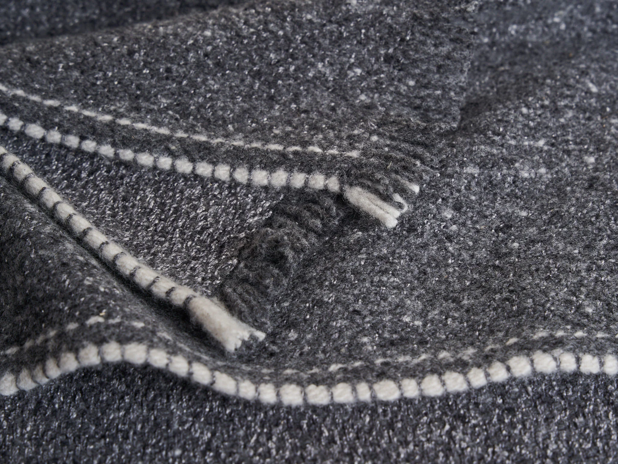 TEIXIDORS URANO BLANKET / DARK GREY 94" x 110" - Image 3