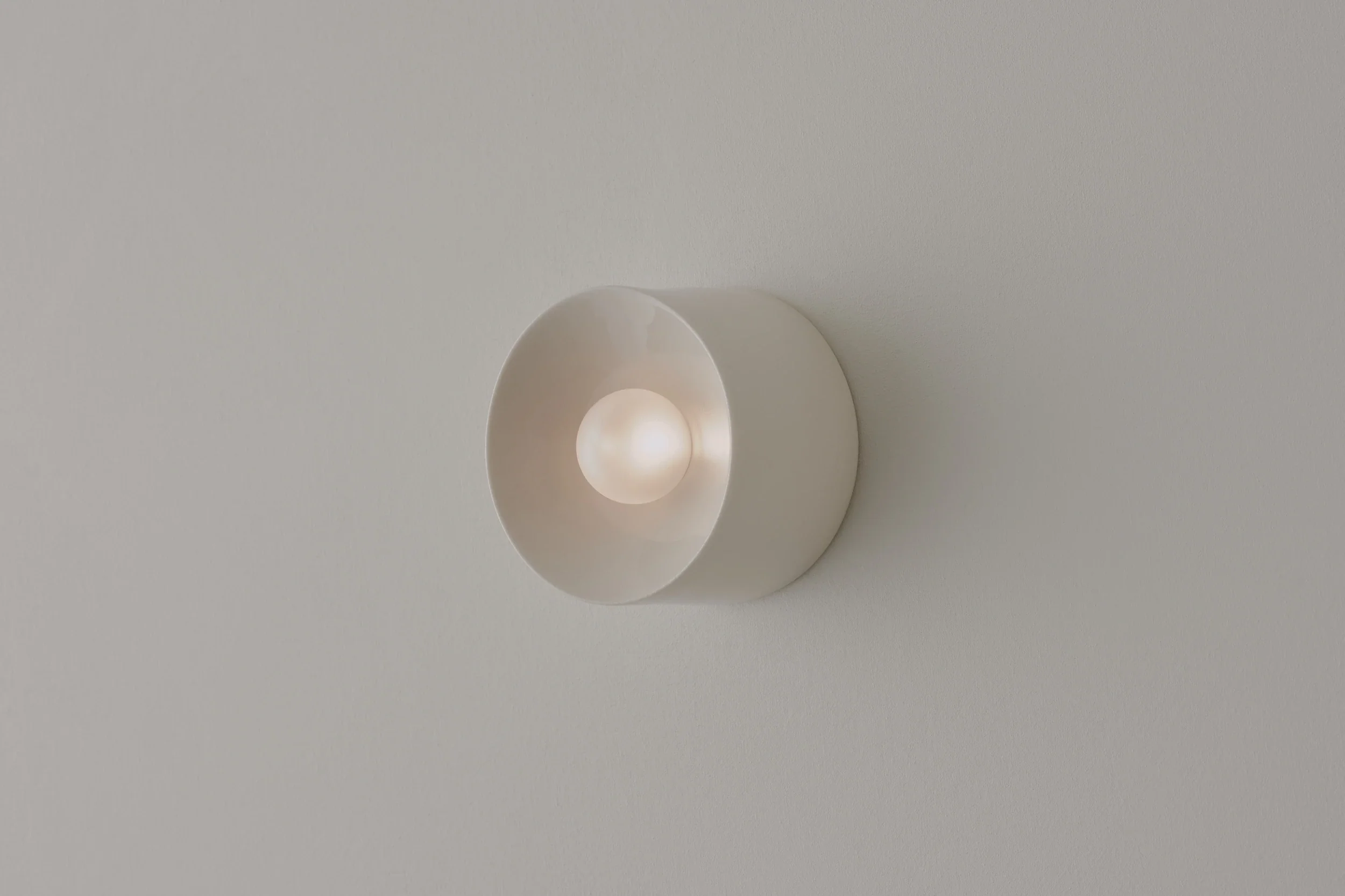 VOLKER HAUG STUDIO ANTON CERAMIC CLEAR GLAZE SCONCE / MINI Ă5.1" x D3.4"