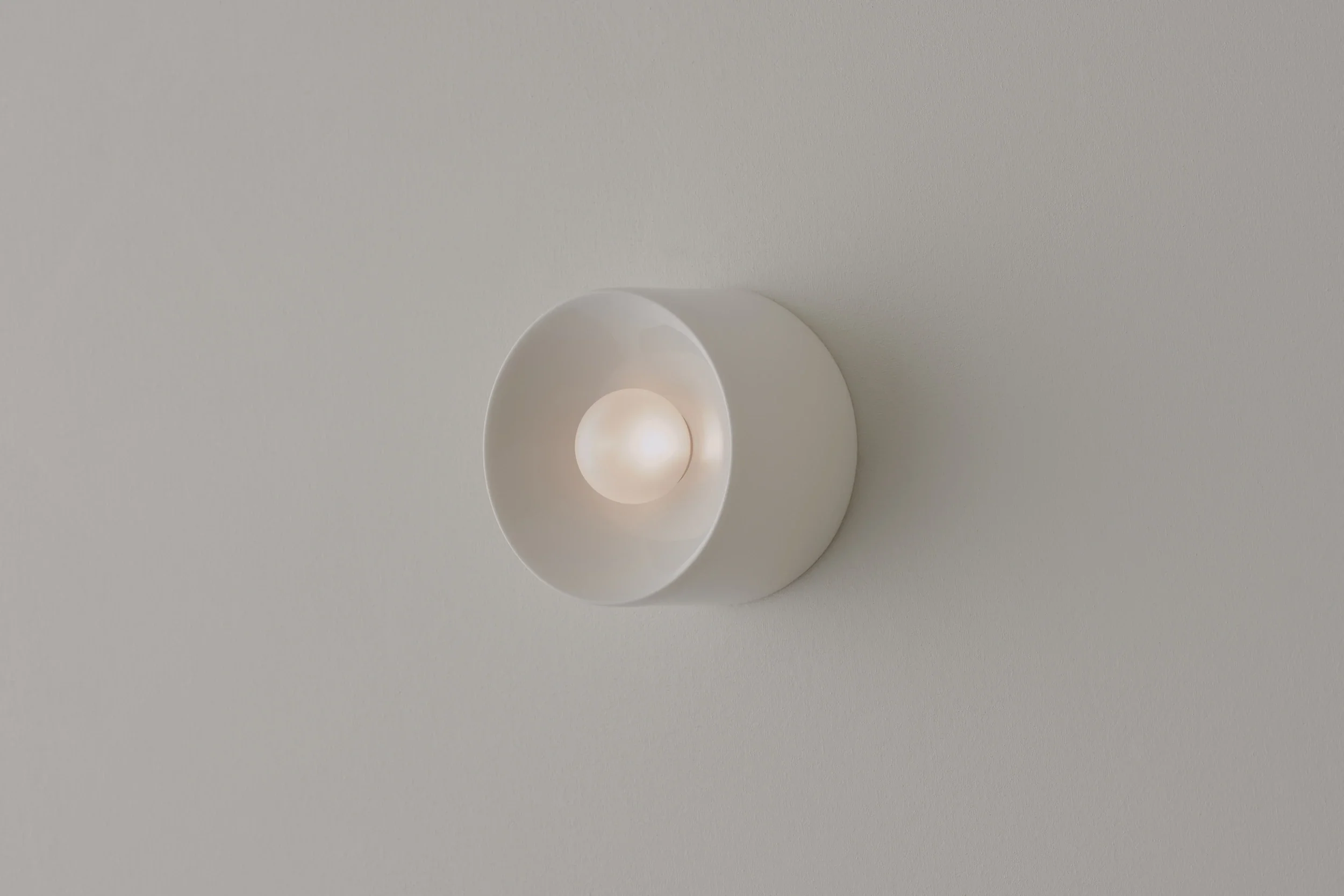 VOLKER HAUG STUDIO ANTON CERAMIC CRISP WHITE SCONCE / MINI Ă5.1" x D3.4"