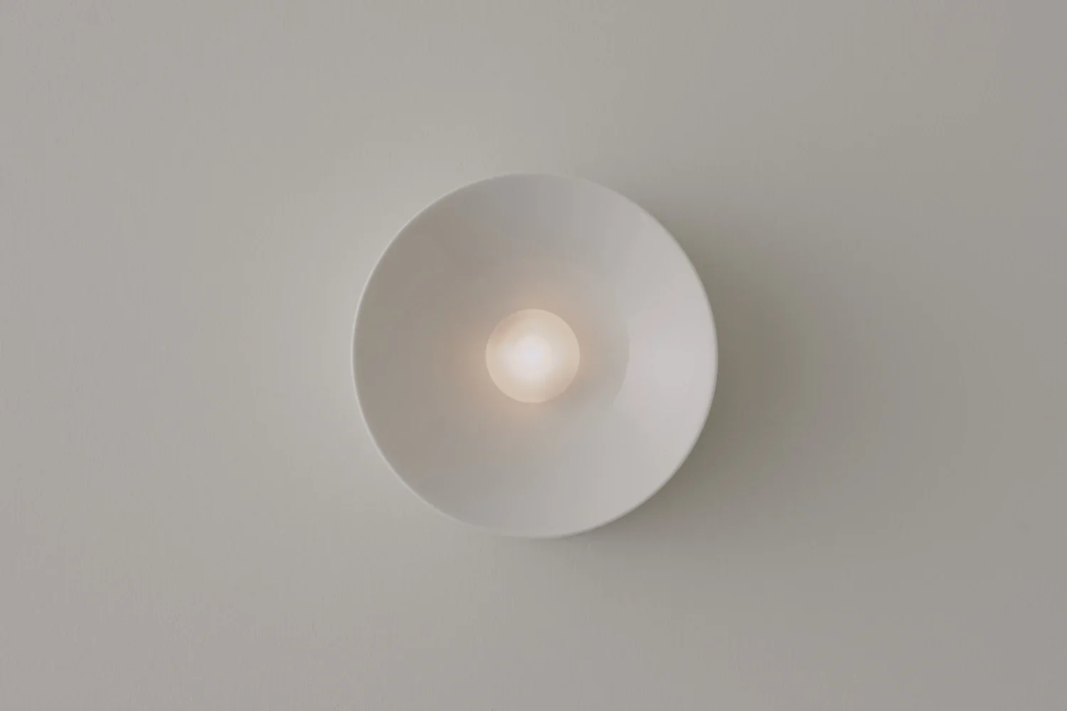 VOLKER HAUG STUDIO ANTON CERAMIC CRISP WHITE SCONCE Ø7" x D3.9" - Image 3