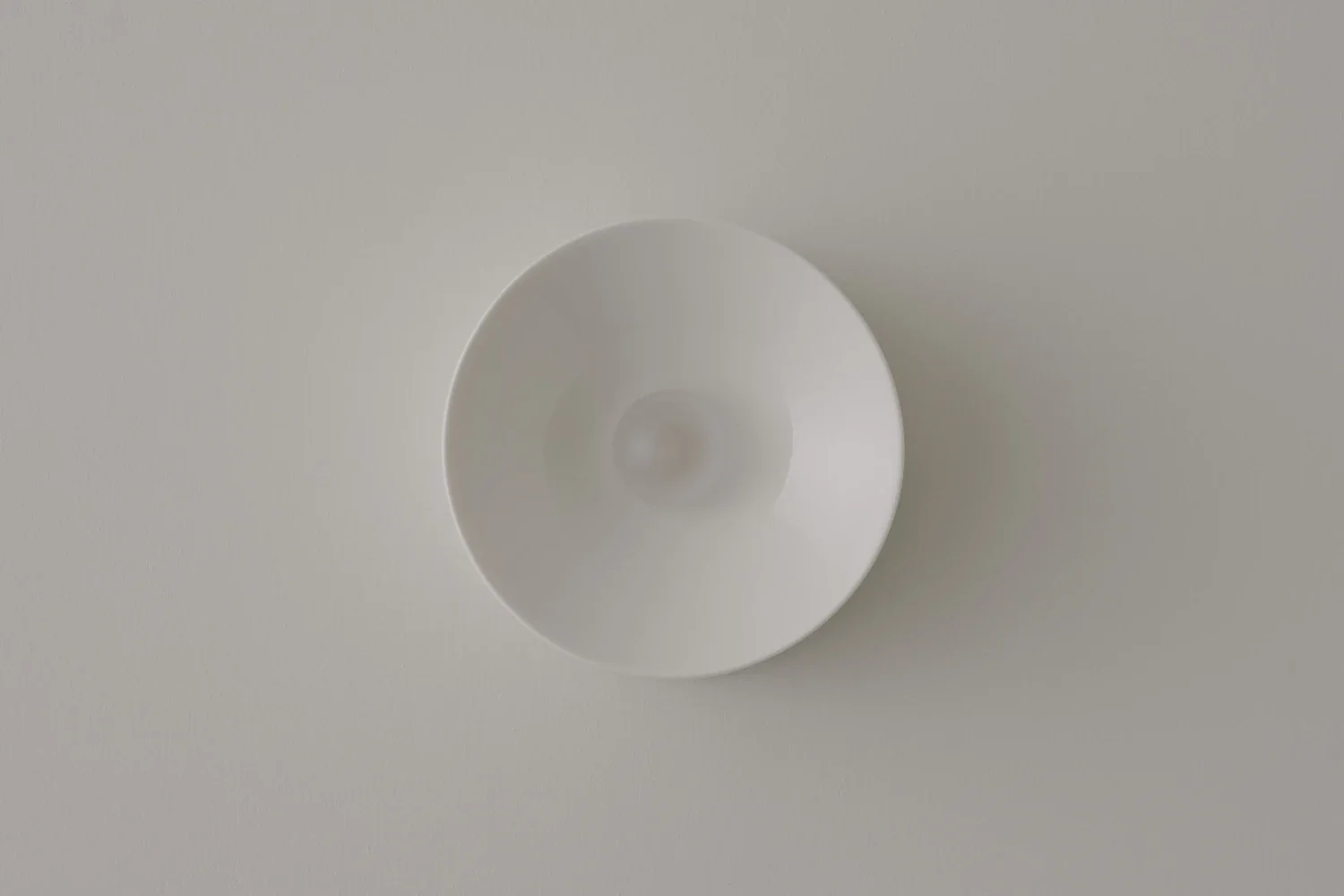 VOLKER HAUG STUDIO ANTON CERAMIC CRISP WHITE SCONCE Ø7" x D3.9" - Image 4