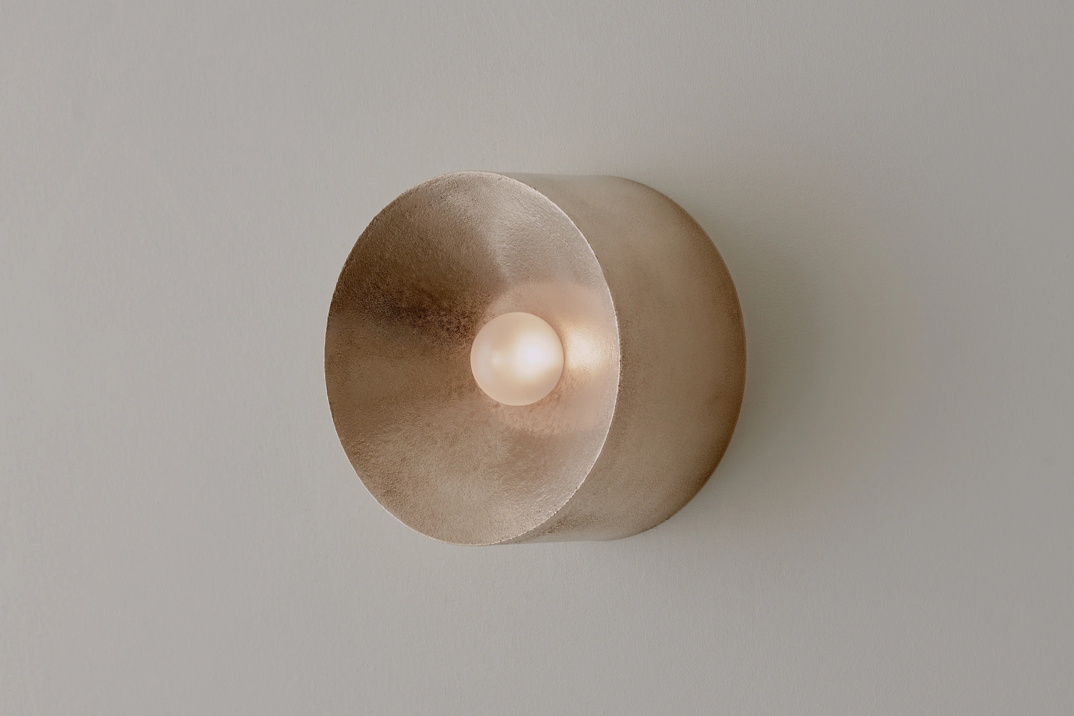 VOLKER HAUG STUDIO ANTON GUNMETAL SCONCE Ă7" x D3.9"