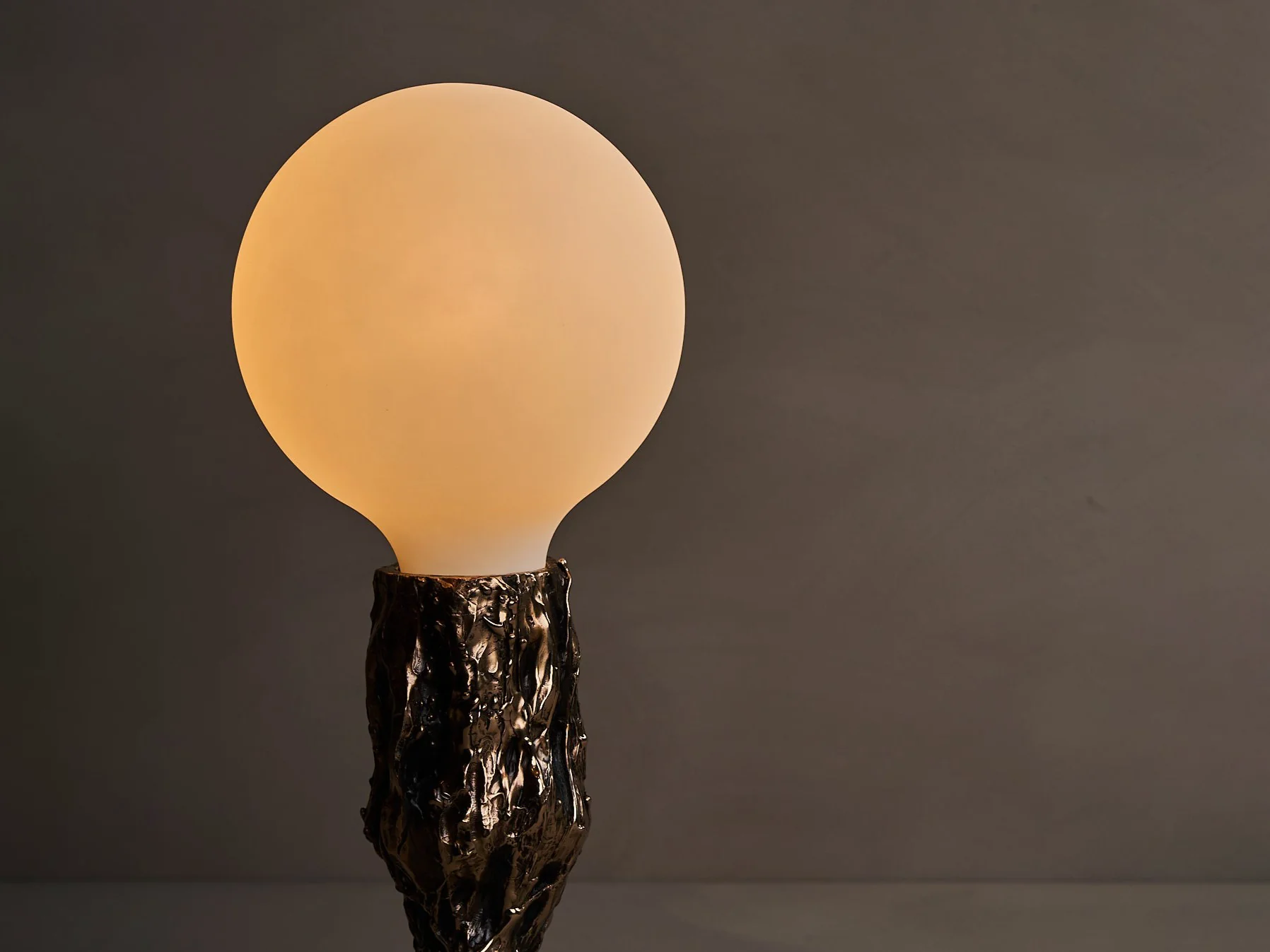 WILLIAM GUILLON SWEET THING II BRONZE TABLE LAMP H16" x Ø8" - Image 5